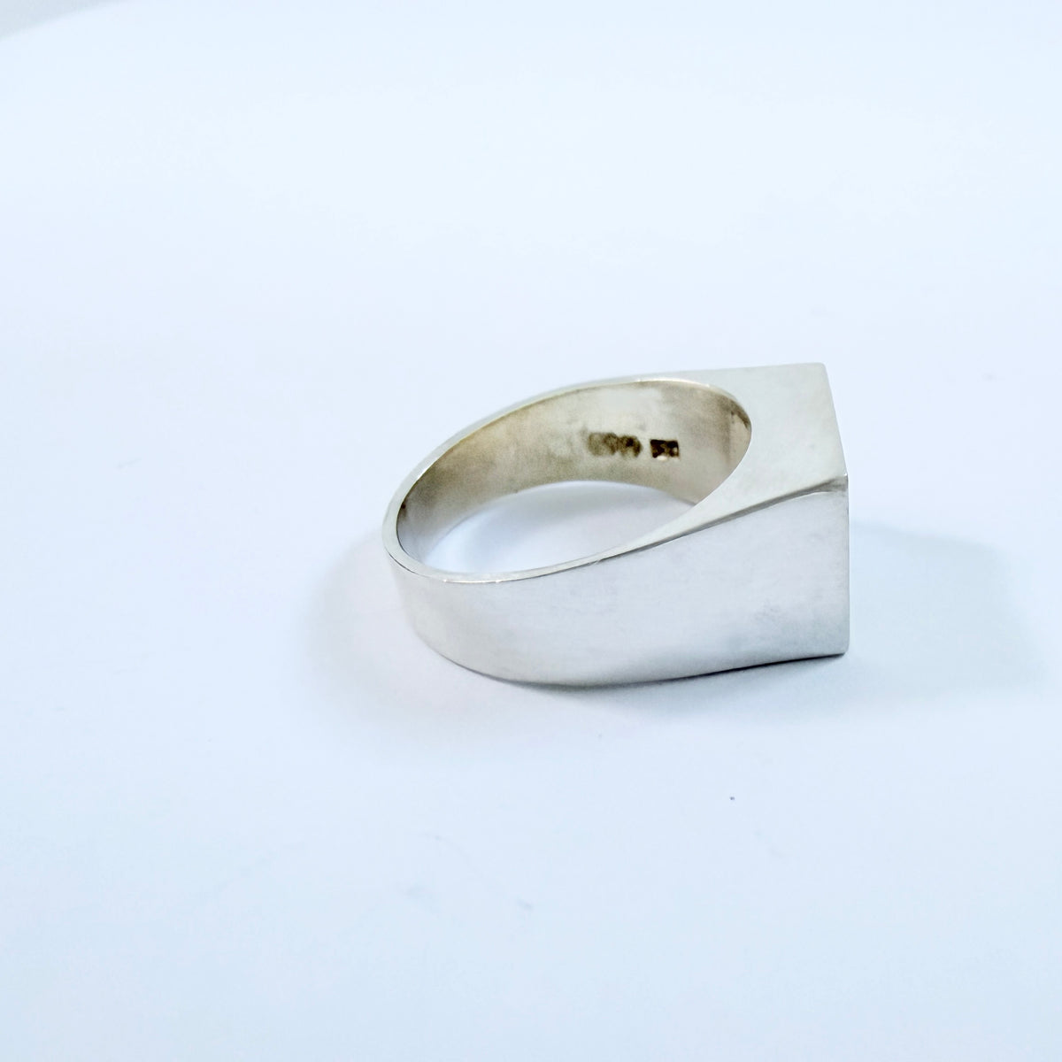G Dahlgren, Sweden 1968. Vintage Solid SIlver Quartz Signet Ring.