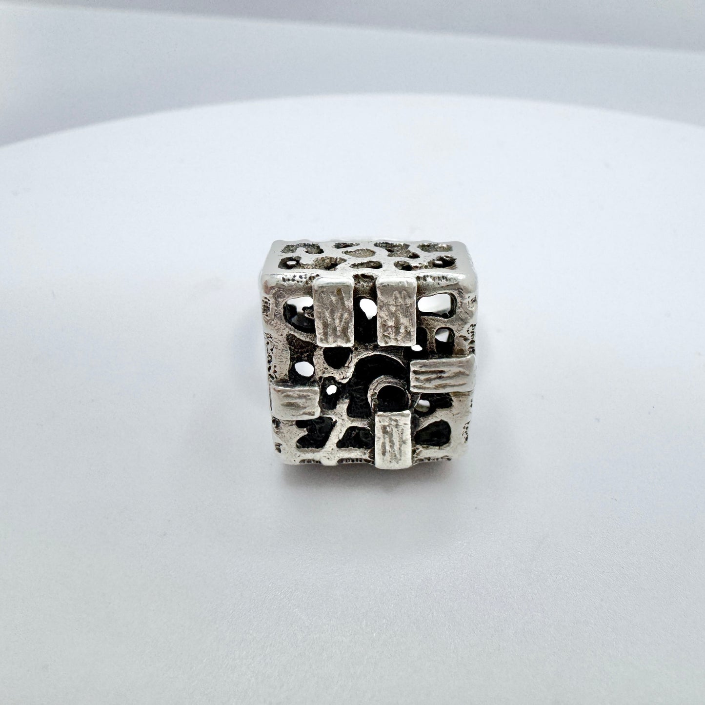 Vintage 1970s. Solid Silver Modernist Ring.