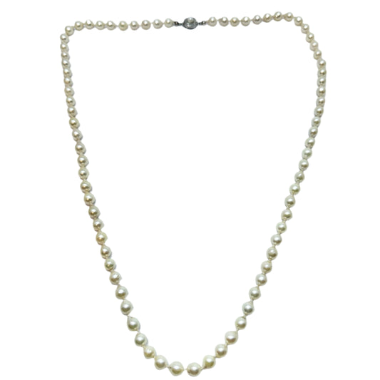 JKa Kohle、ドイツ。ヴィンテージ 27 インチ バロック アコヤ パール ネックレス。スターリング クラスプ。