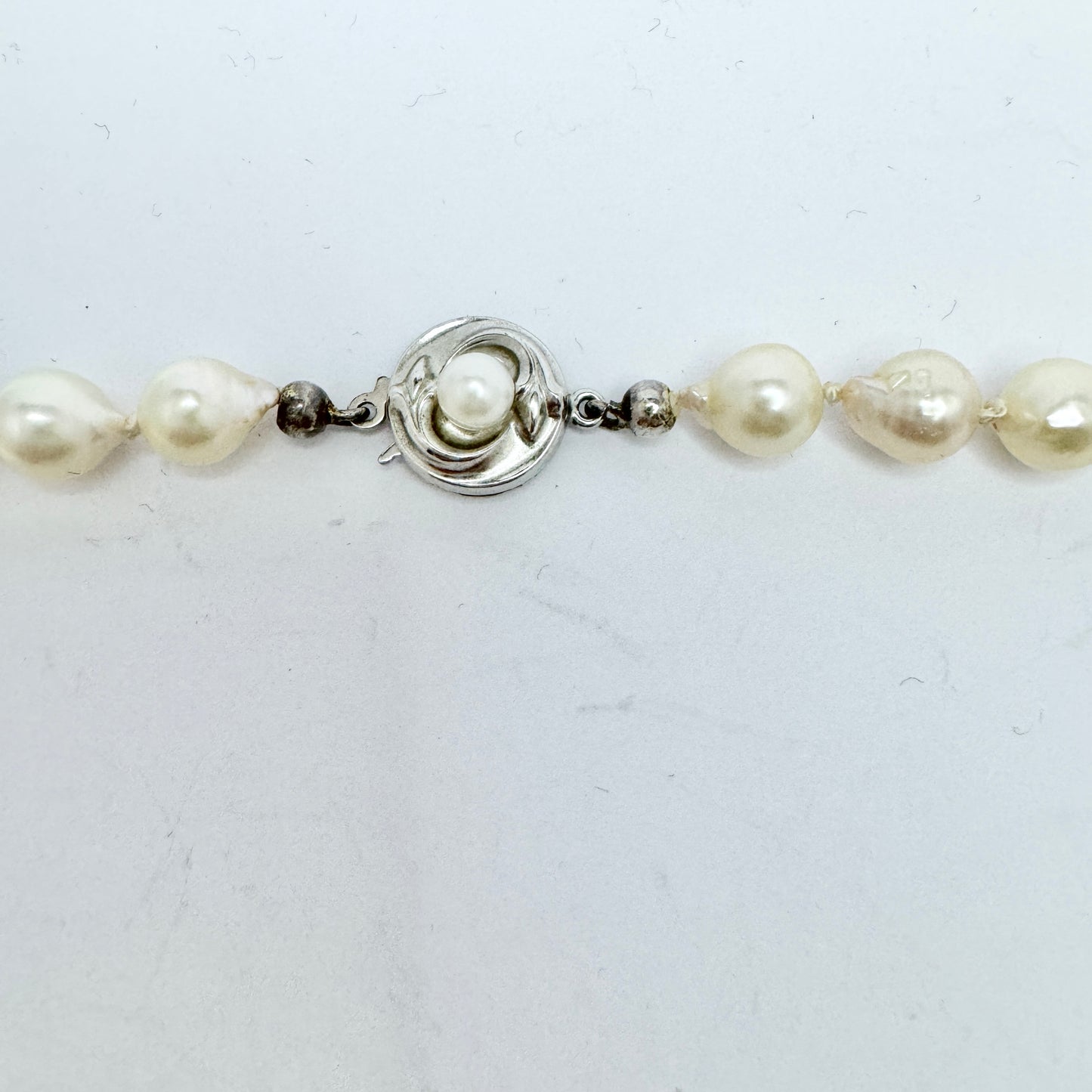 JKa Kohle、ドイツ。ヴィンテージ 27 インチ バロック アコヤ パール ネックレス。スターリング クラスプ。