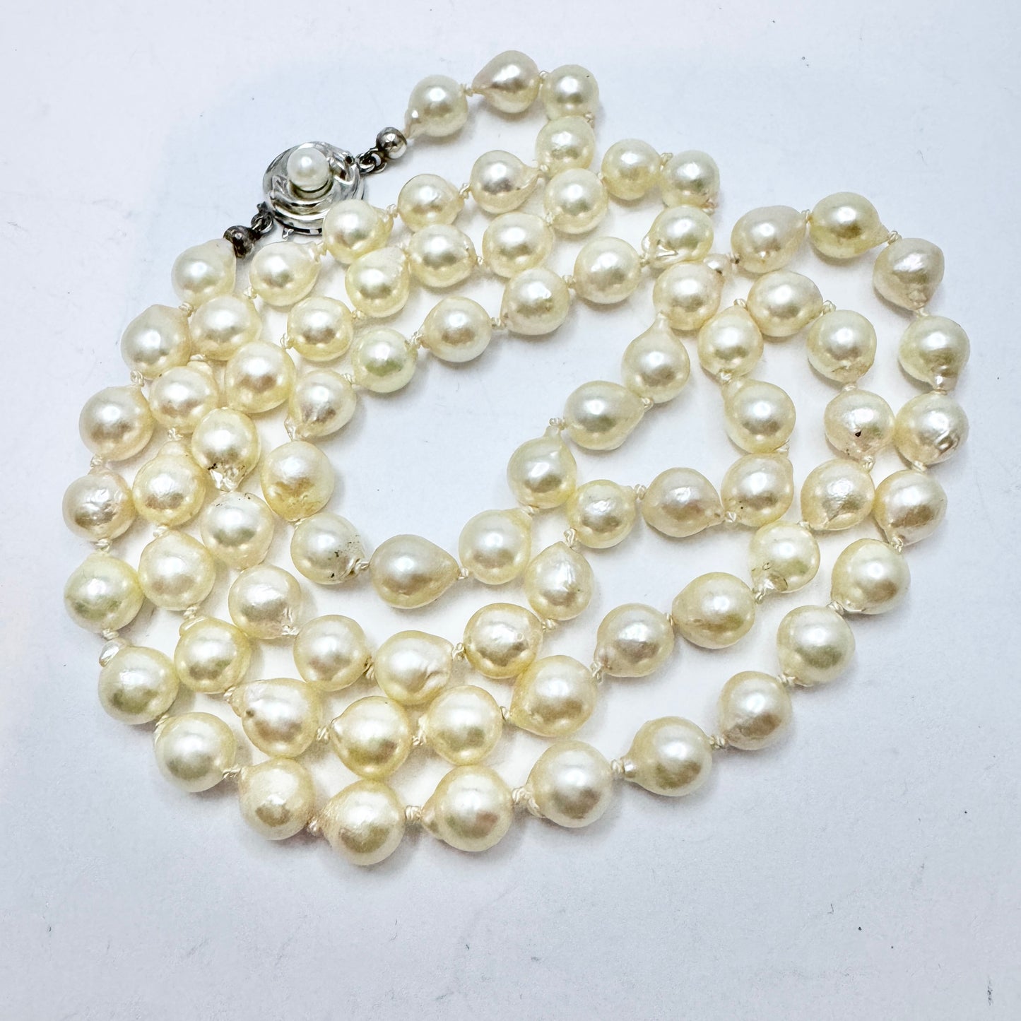 JKa Kohle、ドイツ。ヴィンテージ 27 インチ バロック アコヤ パール ネックレス。スターリング クラスプ。