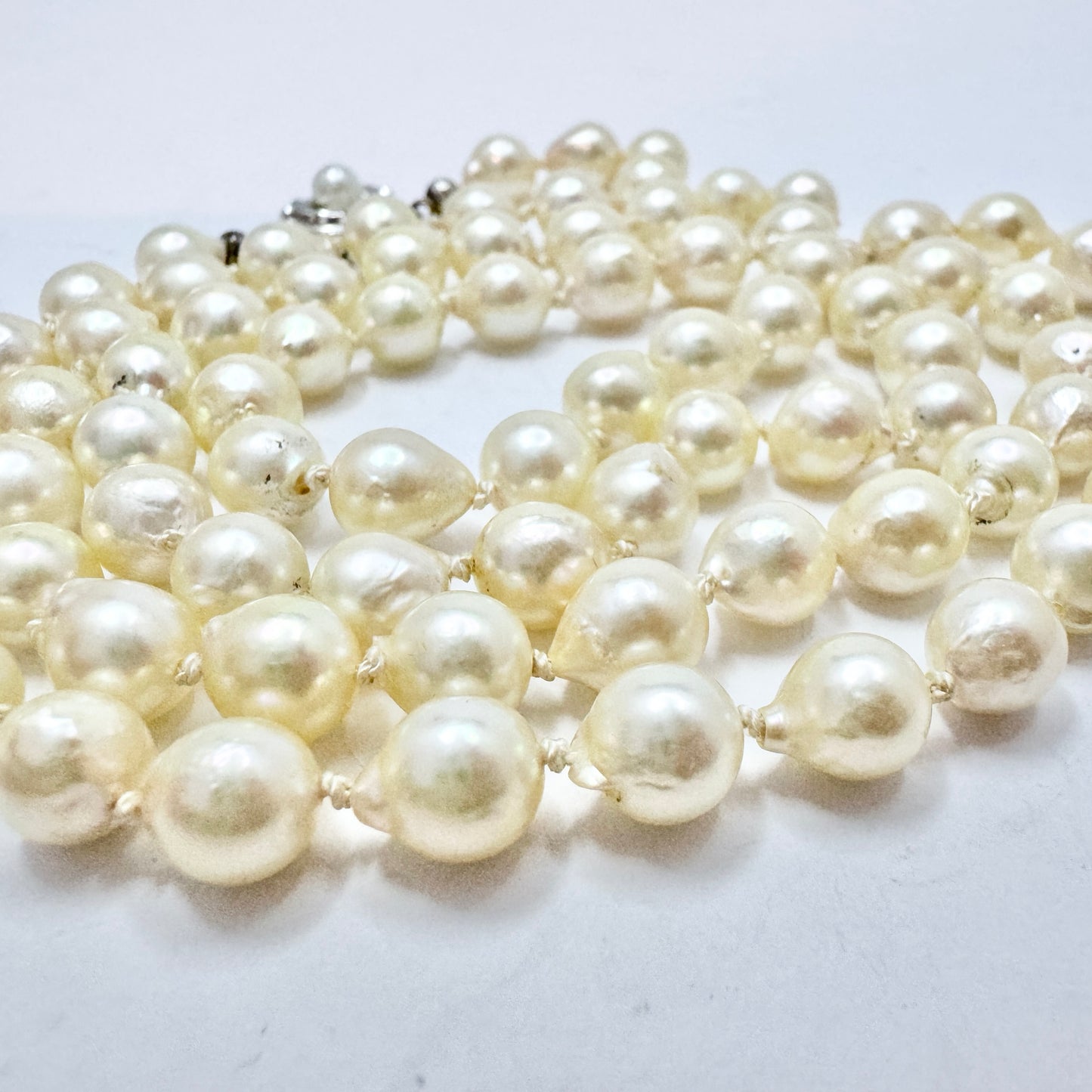 JKa Kohle、ドイツ。ヴィンテージ 27 インチ バロック アコヤ パール ネックレス。スターリング クラスプ。