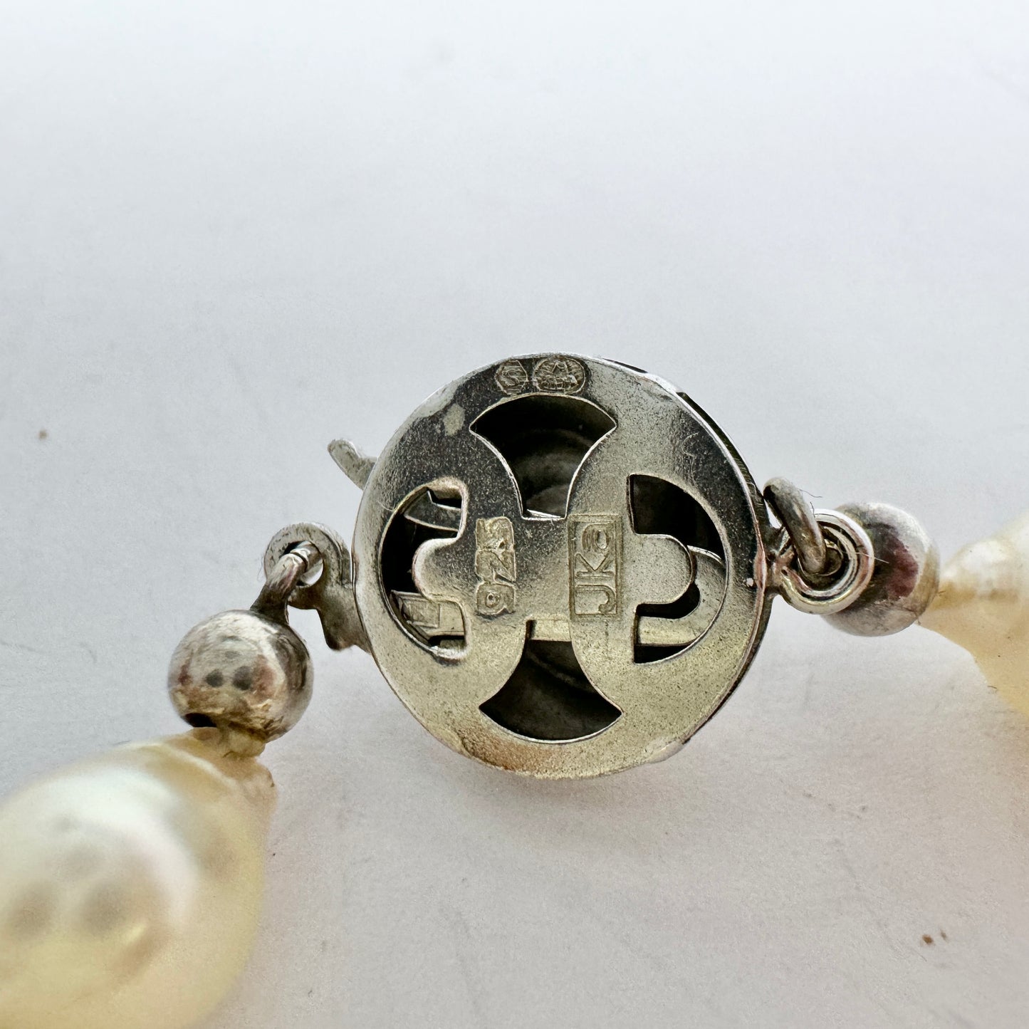 JKa Kohle、ドイツ。ヴィンテージ 27 インチ バロック アコヤ パール ネックレス。スターリング クラスプ。