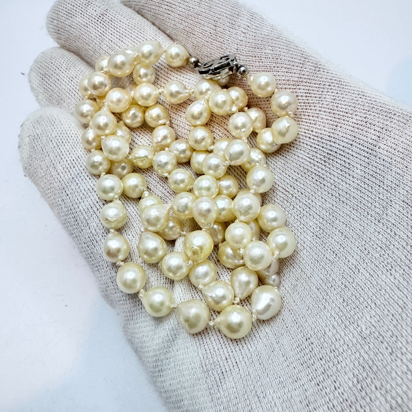 JKa Kohle、ドイツ。ヴィンテージ 27 インチ バロック アコヤ パール ネックレス。スターリング クラスプ。