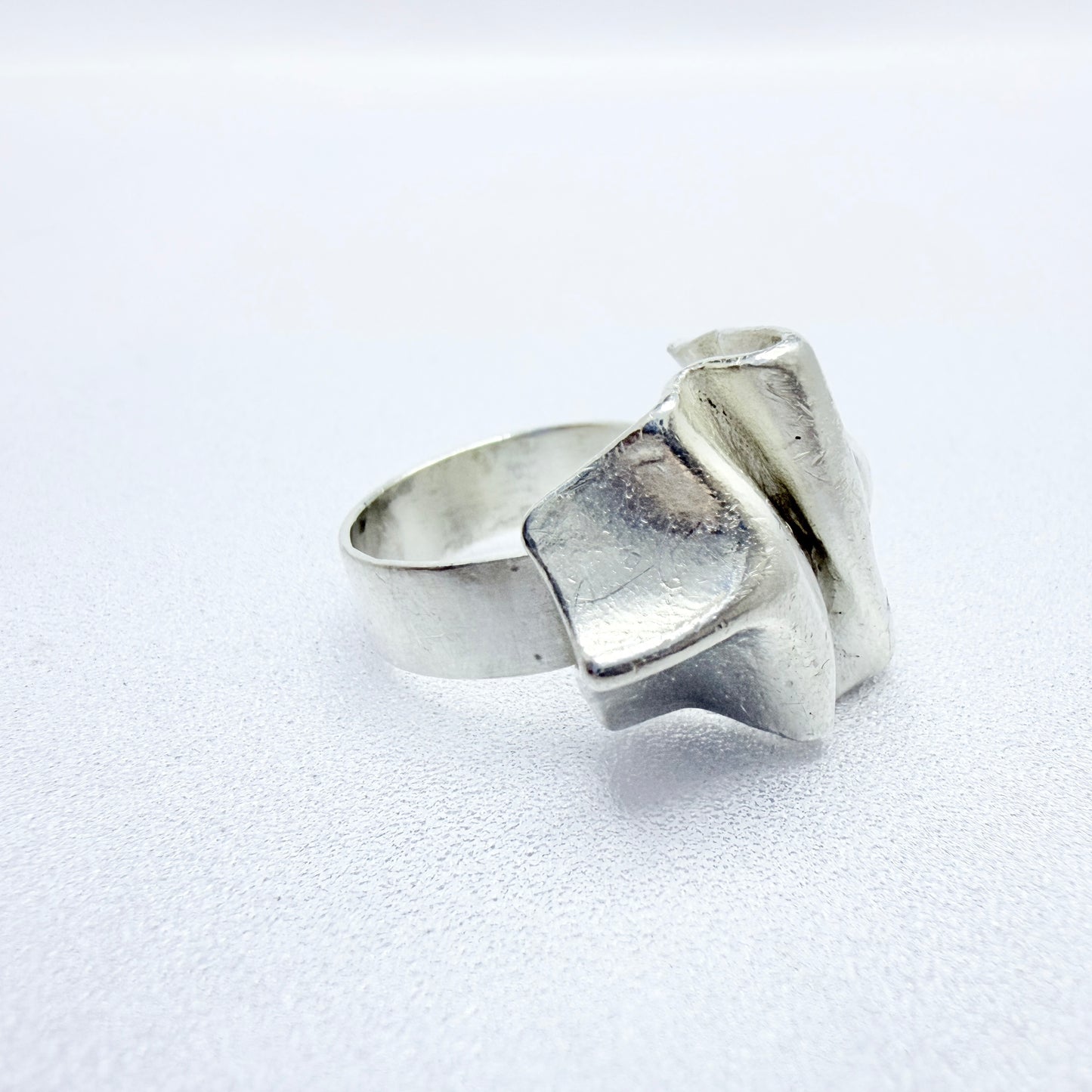 VIntage ca 1970. Modernist Solid SIlver Ring.