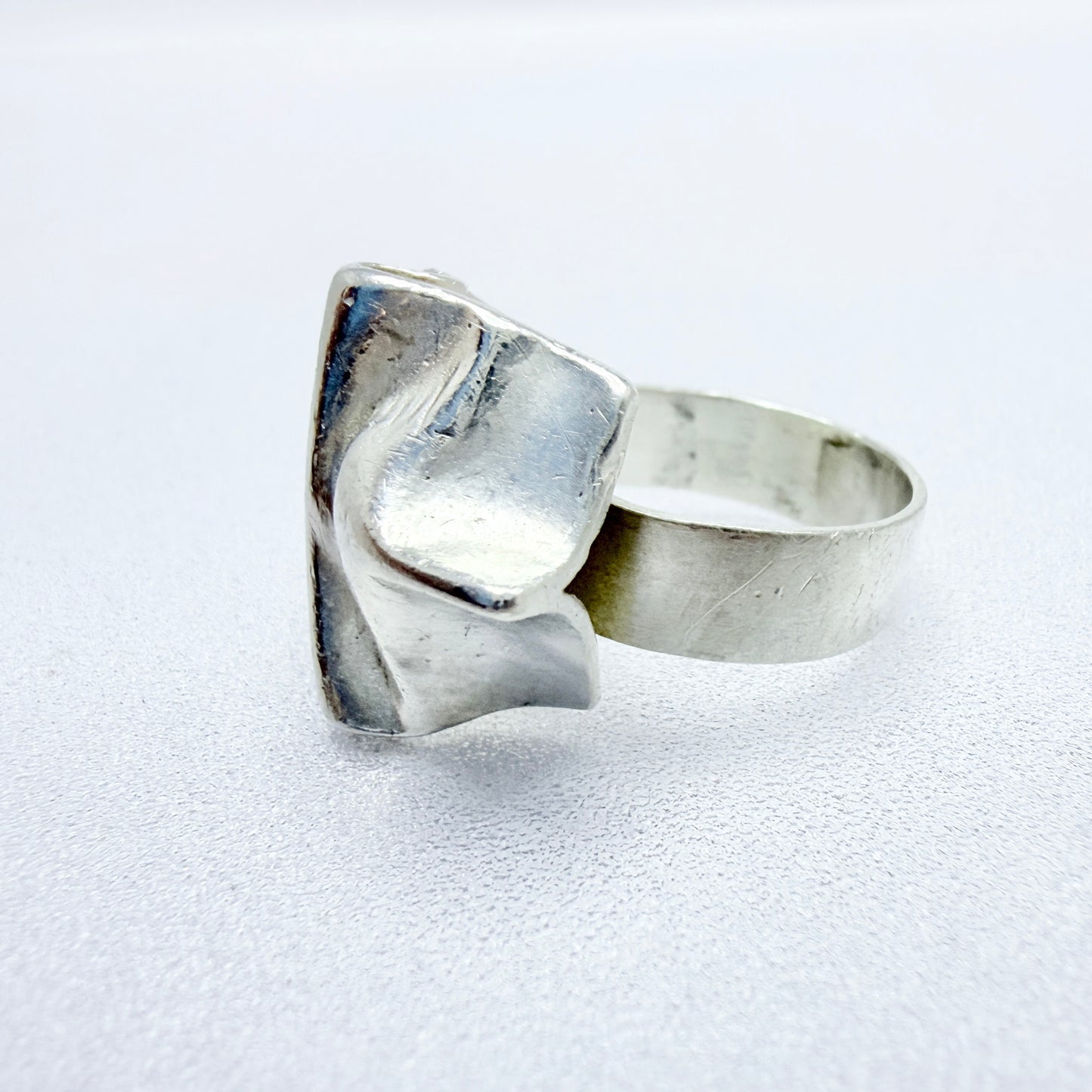 VIntage ca 1970. Modernist Solid SIlver Ring.