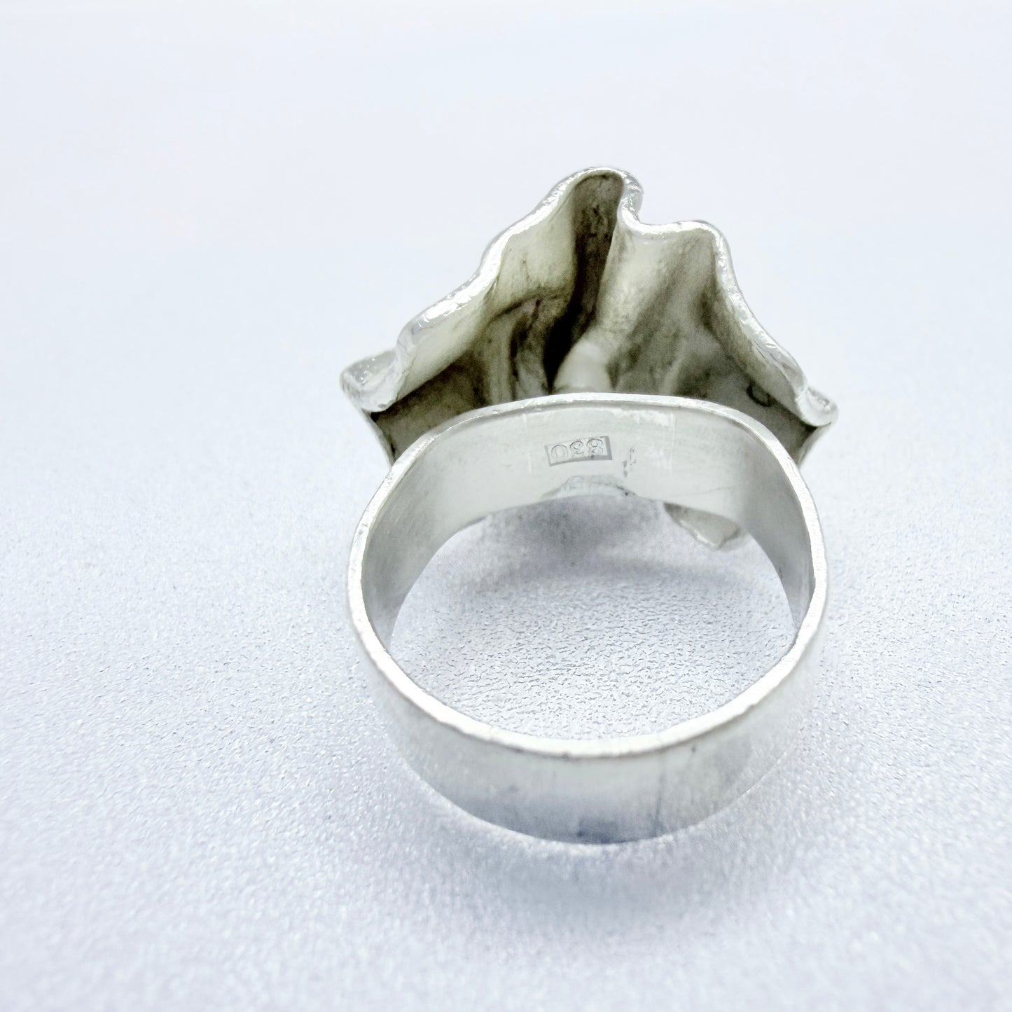 VIntage ca 1970. Modernist Solid SIlver Ring.
