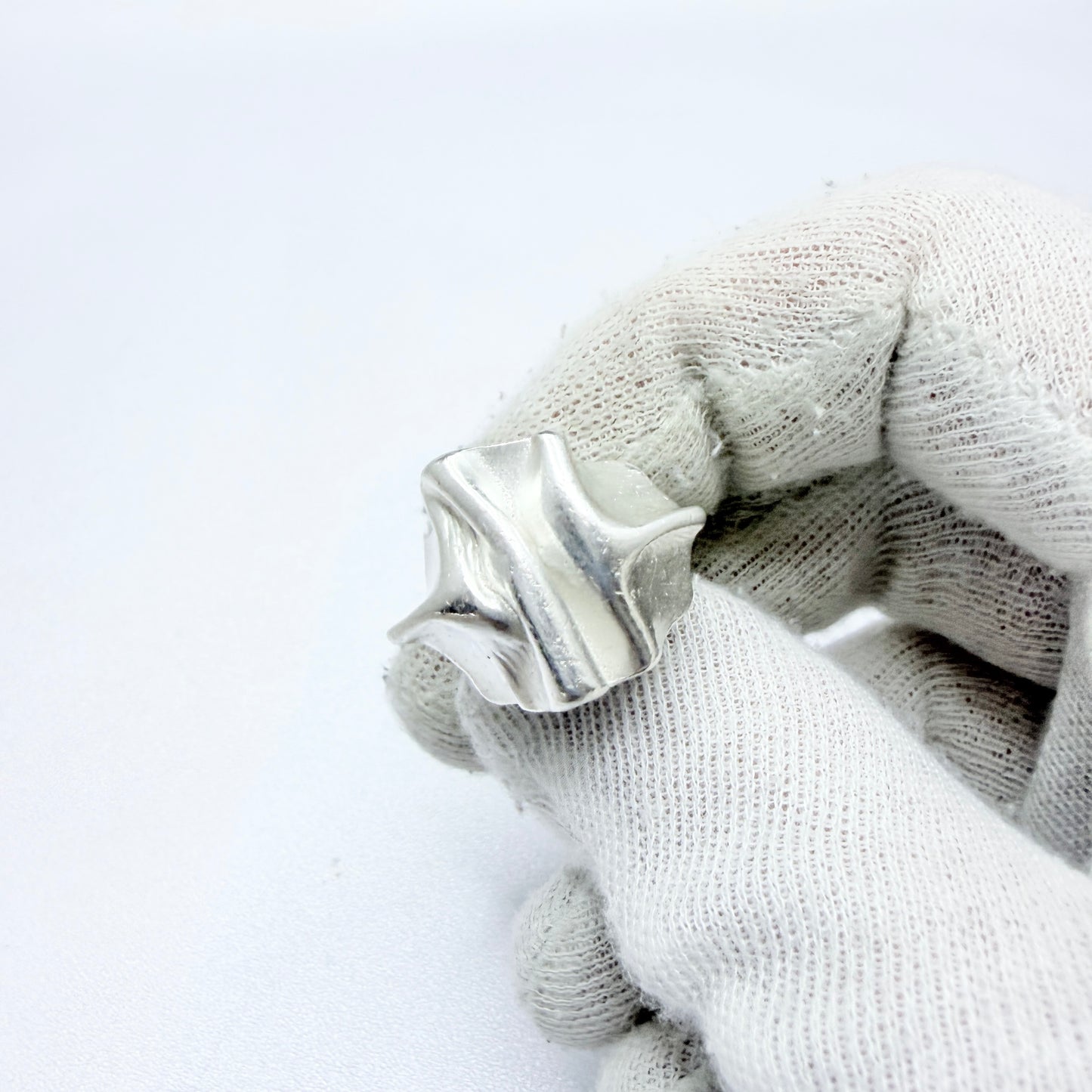 VIntage ca 1970. Modernist Solid SIlver Ring.