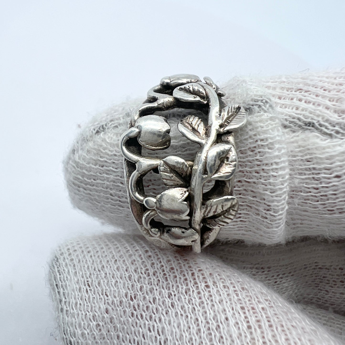 Etsuko Minowa, for Nordisk Kokusai, Sweden 1975. Vintage Sterling Silver Flower Ring. Signed.