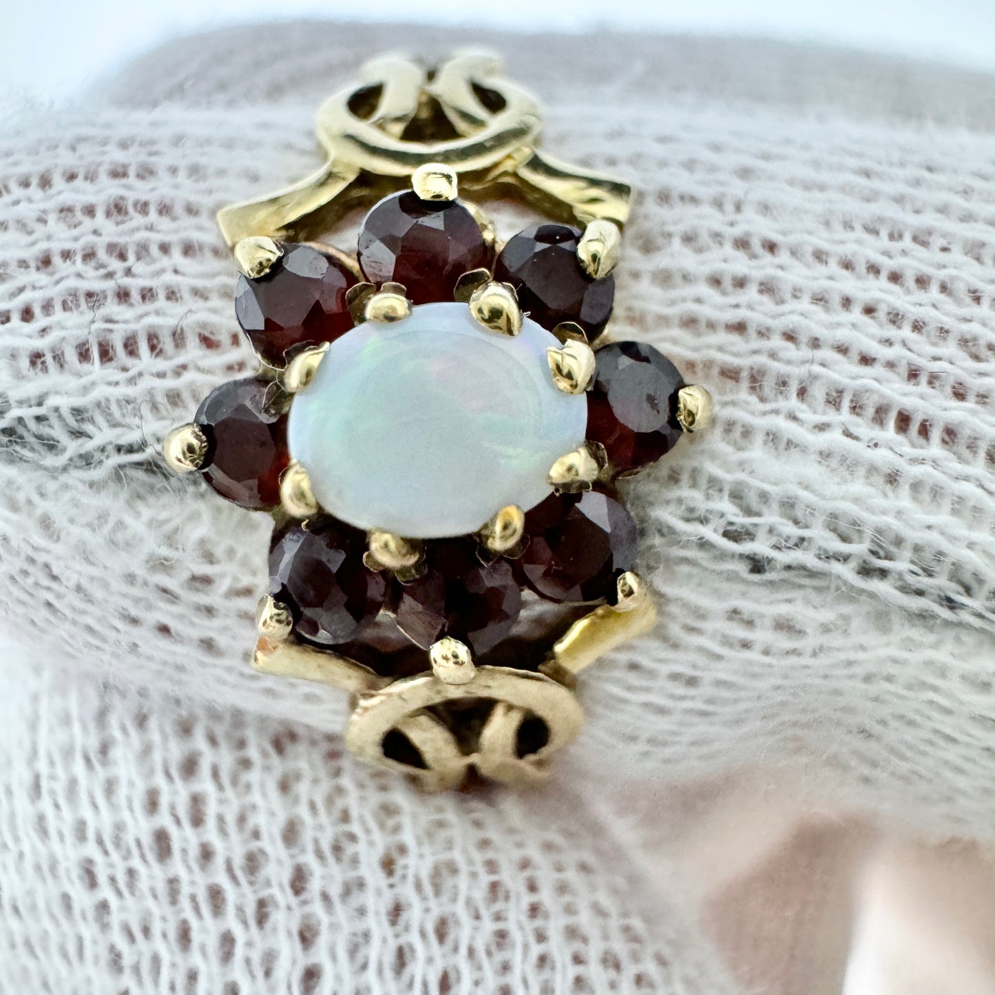 Sheffield. Vintage 9k Gold Garnet Opal Ring.