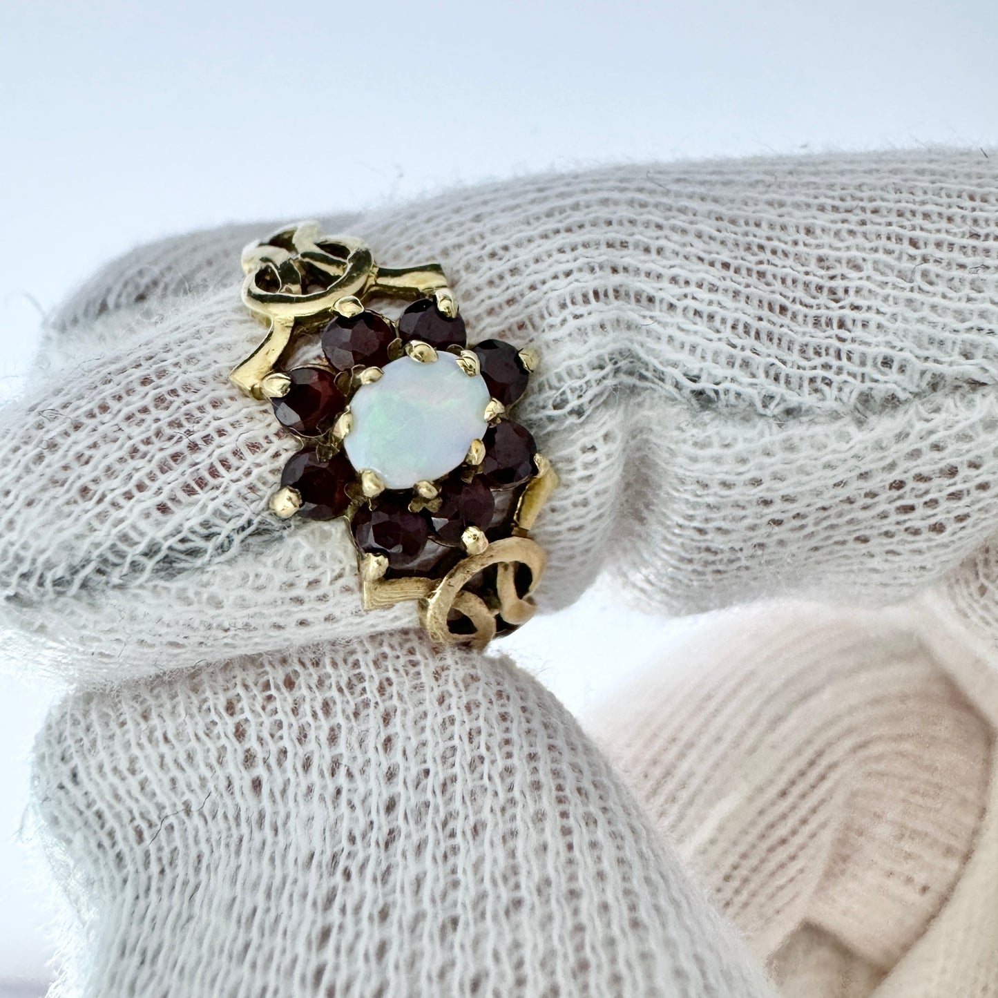 Sheffield. Vintage 9k Gold Garnet Opal Ring.