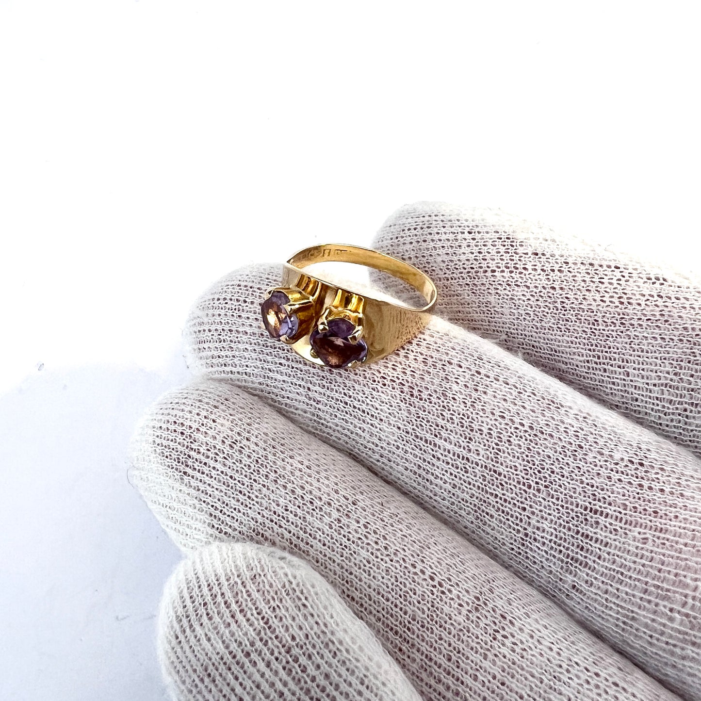 Sweden year 1964. Vintage 18k Gold Amethyst Ring.