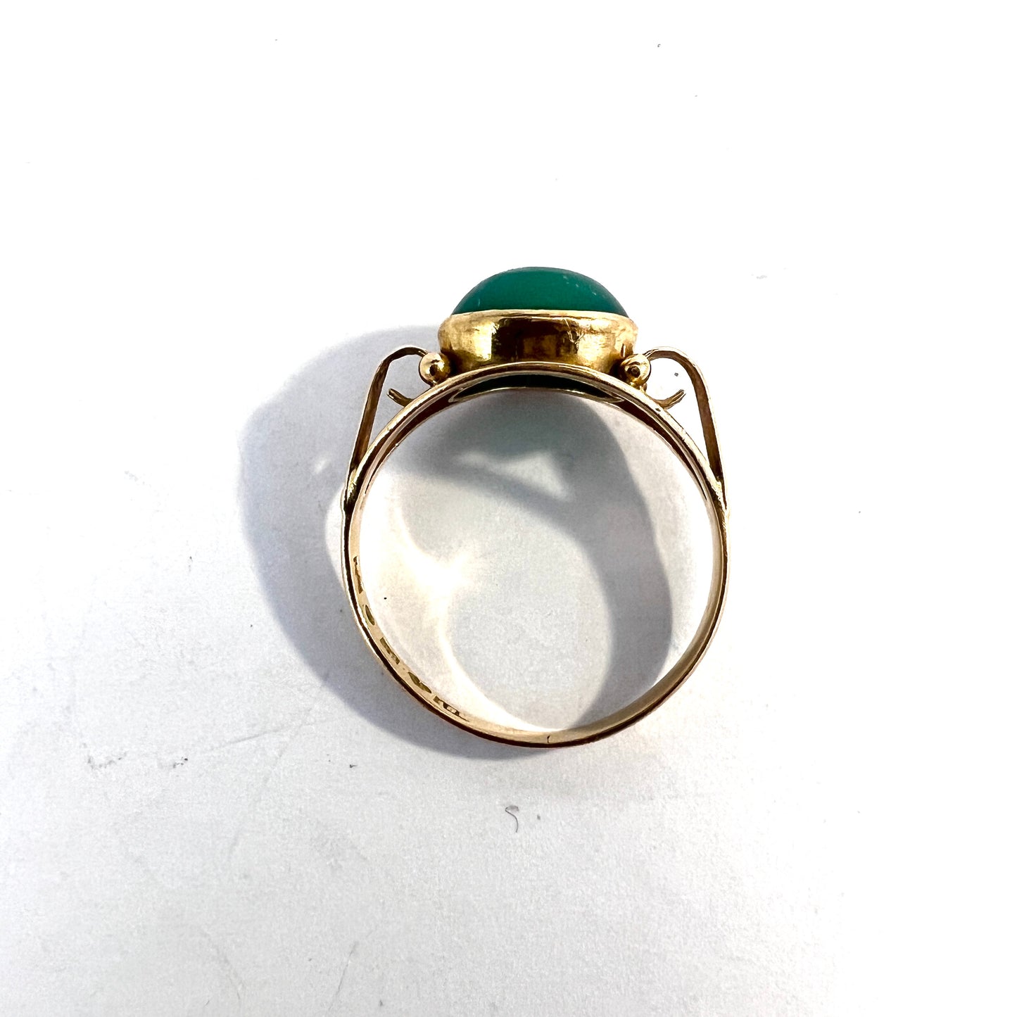Kaplan, Stockholm 1953. Vintage Mid-Century 18k Gold Chrysoprase Ring.