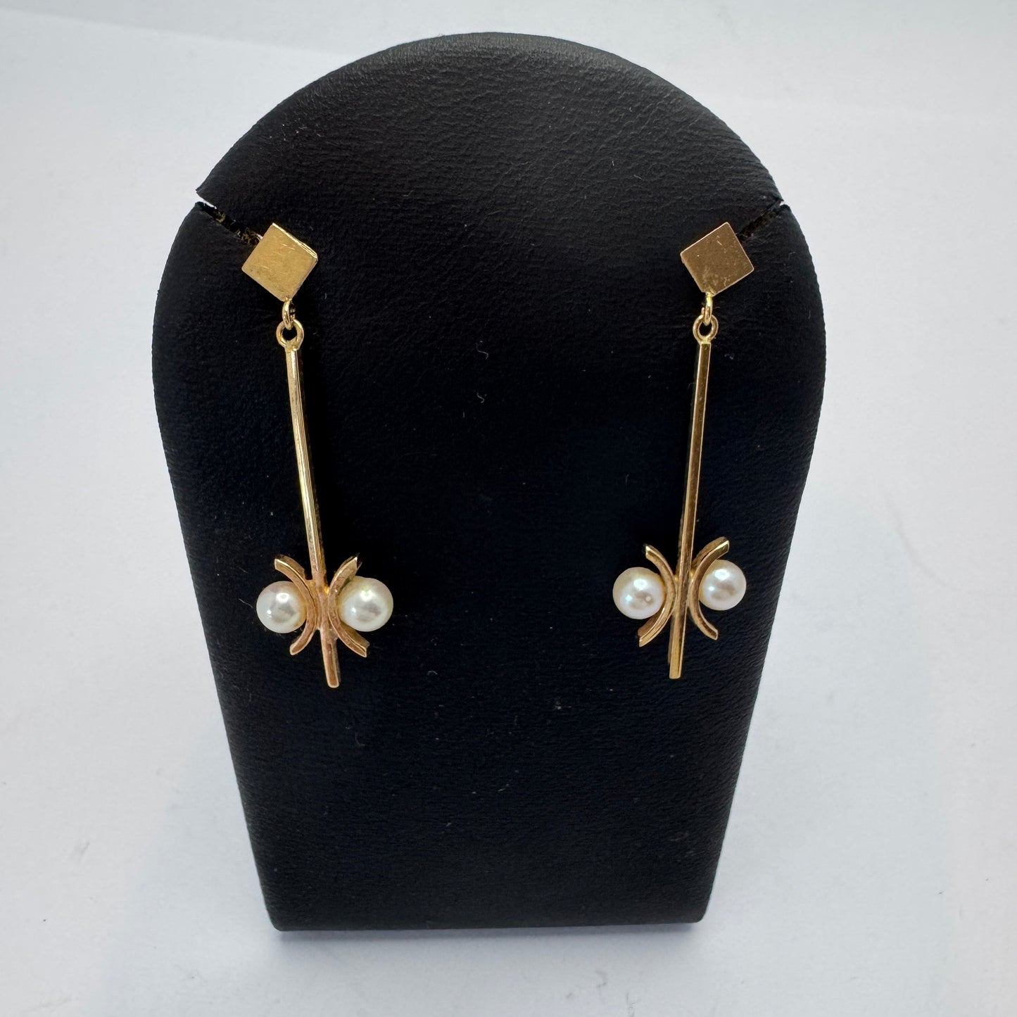 Alton, Sweden 1967. Vintage 18k Gold Pearl Dangle Earrings.