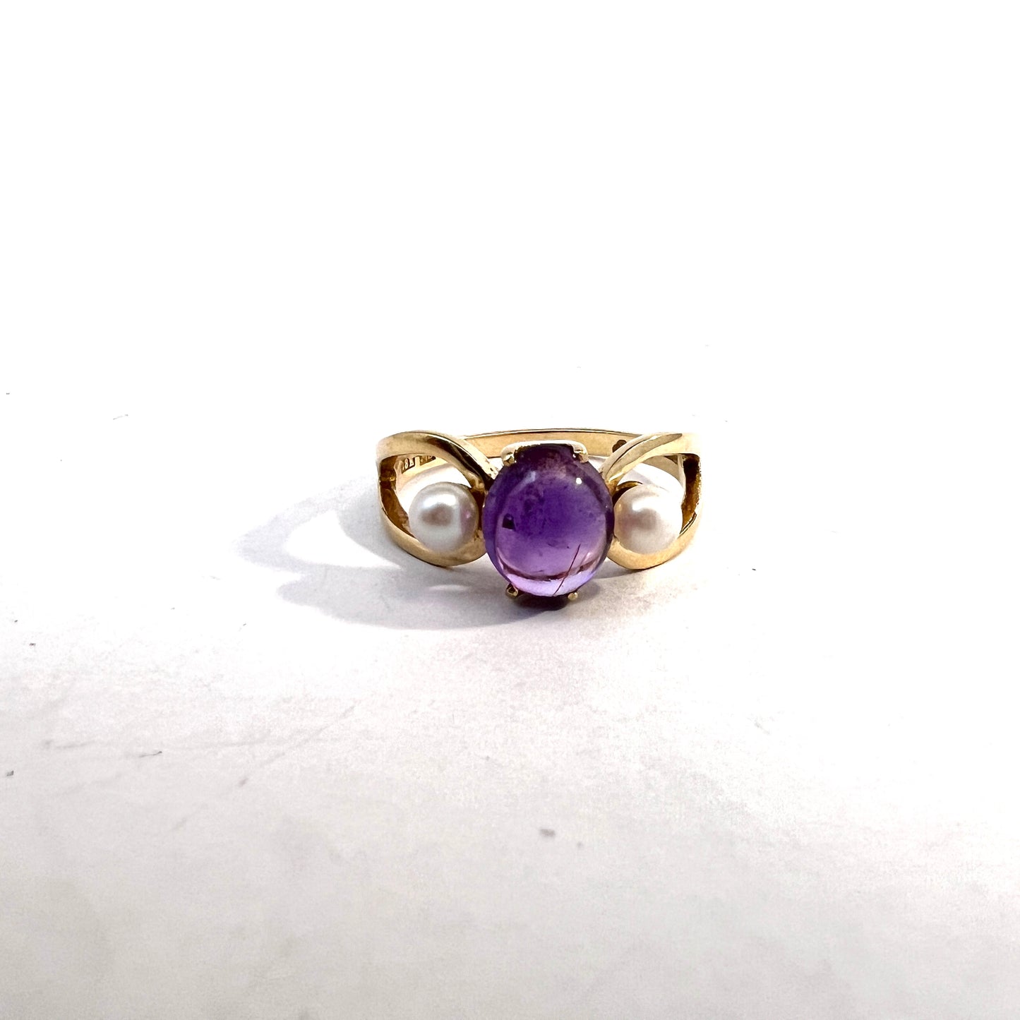 Sweden 1962. Vintage Mid-century 18k Gold Amethyst Cultured Pearl Ring.