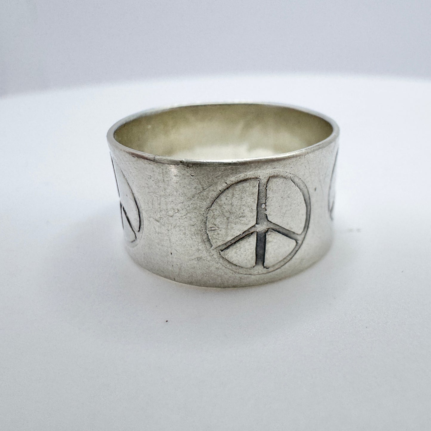 Victor Janson, Sweden 1972. Vintage Sterling Silver Peace Sign Hippie Ring Band.