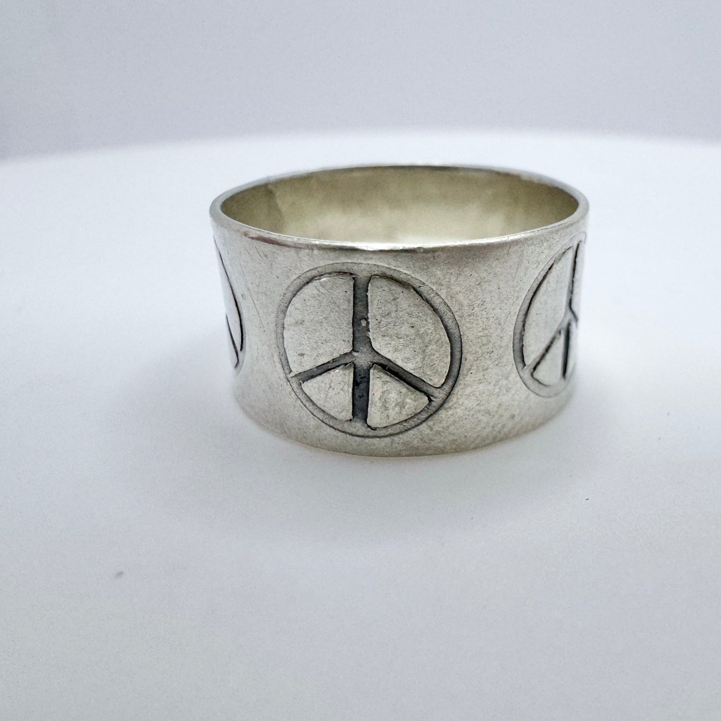 Victor Janson, Sweden 1972. Vintage Sterling Silver Peace Sign Hippie Ring Band.
