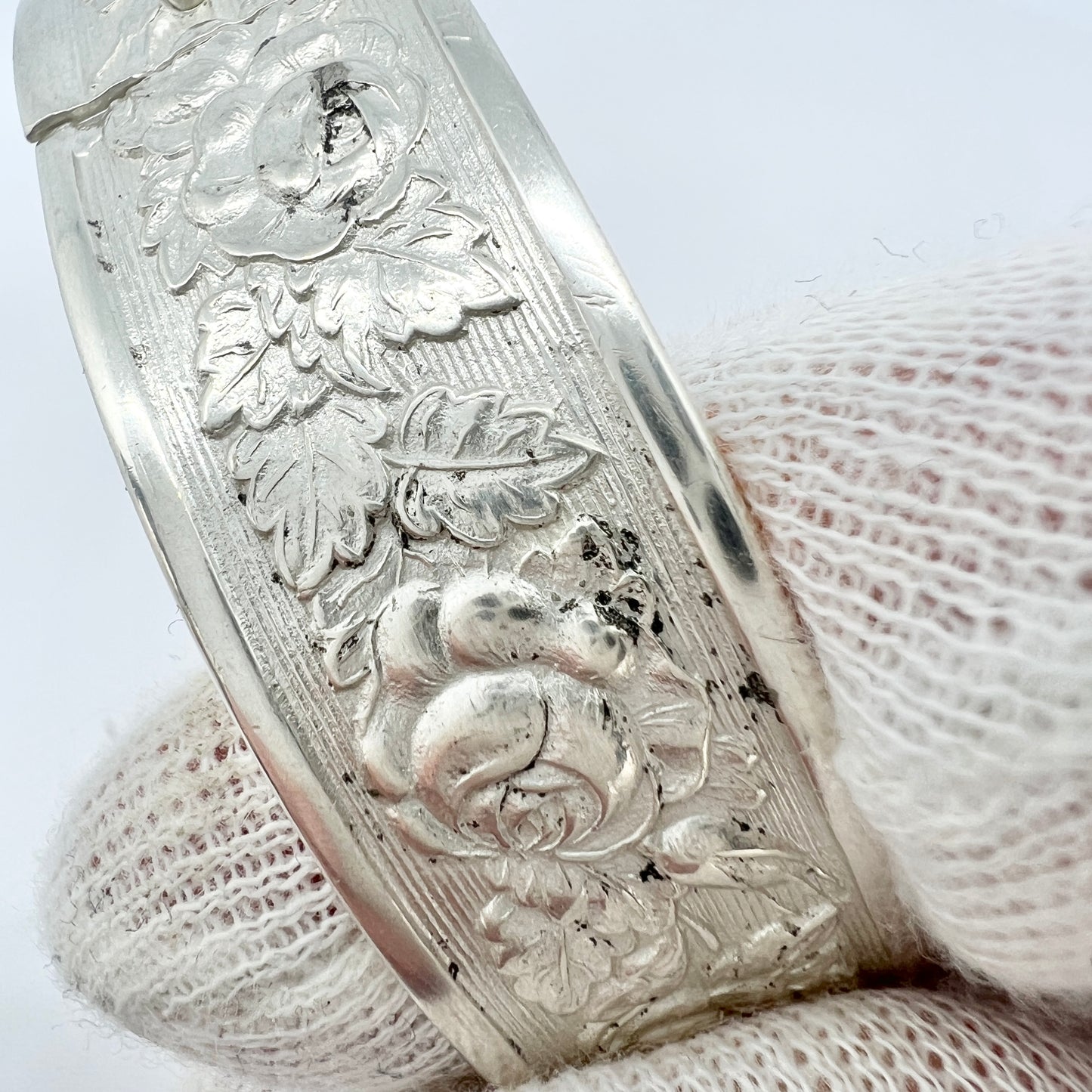 Uusi Kultaseppä, Finland 1934. Vintage Solid Silver Flower Bangle Bracelet.