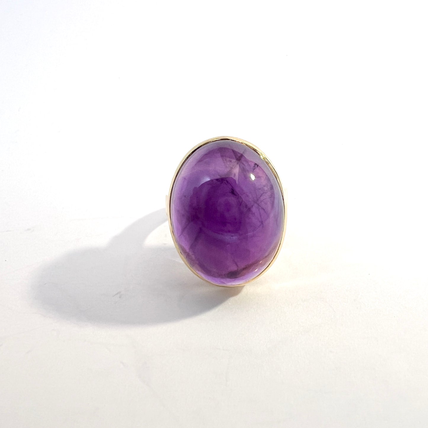 Kå-Ce Guldsmedja, Sweden 1984. Bold Vintage 18k Gold Amethyst Ring.