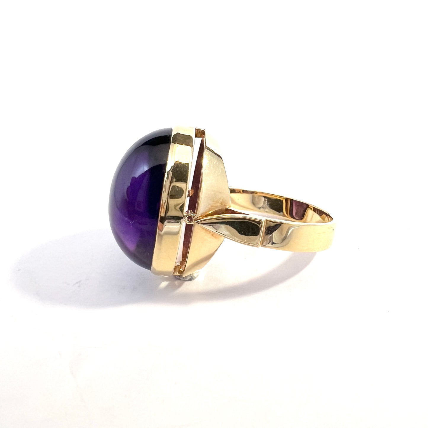 Kå-Ce Guldsmedja, Sweden 1984. Bold Vintage 18k Gold Amethyst Ring.