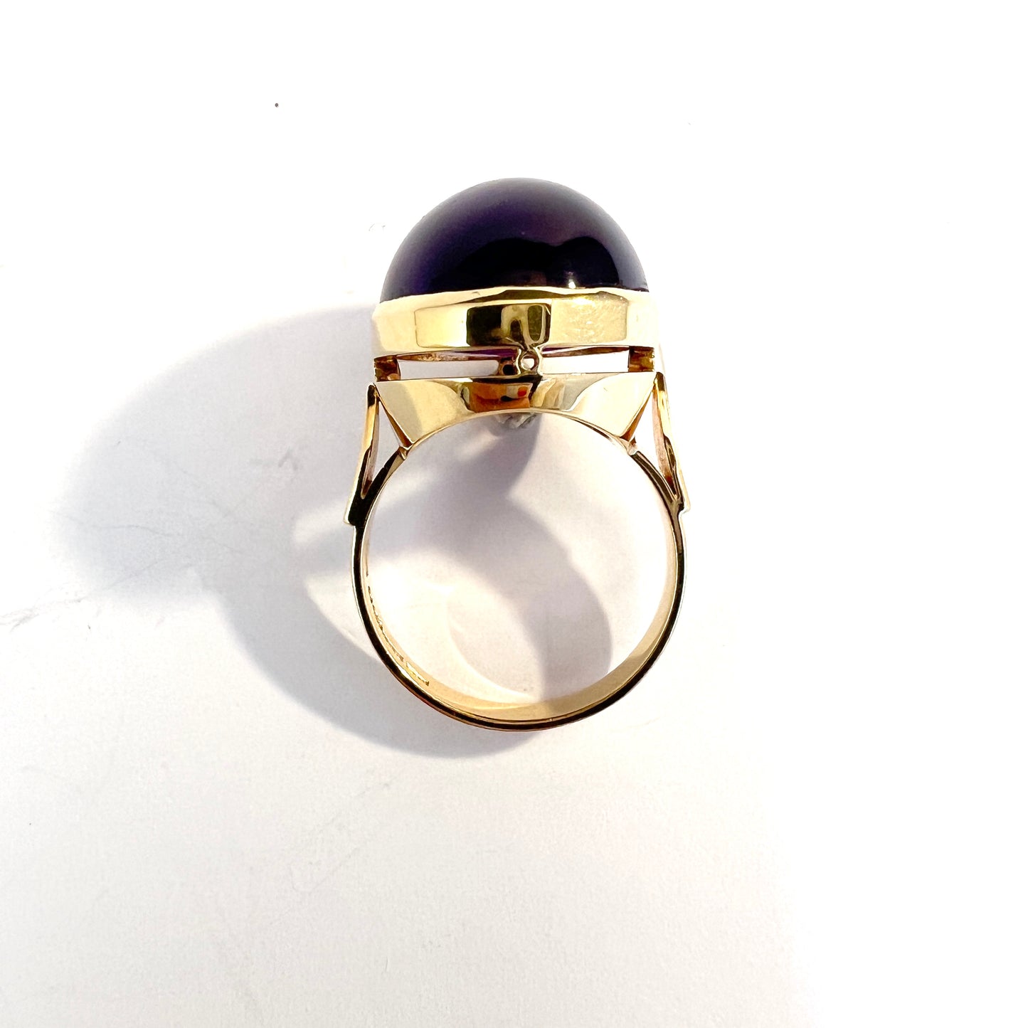 Kå-Ce Guldsmedja, Sweden 1984. Bold Vintage 18k Gold Amethyst Ring.