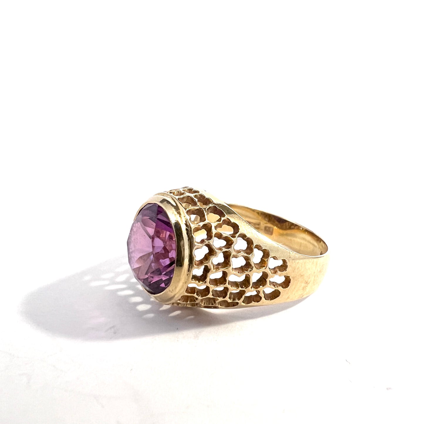 G Dahlgren, Sweden 1960s. Vintage 18k Gold Synthetic Sapphire Ring.