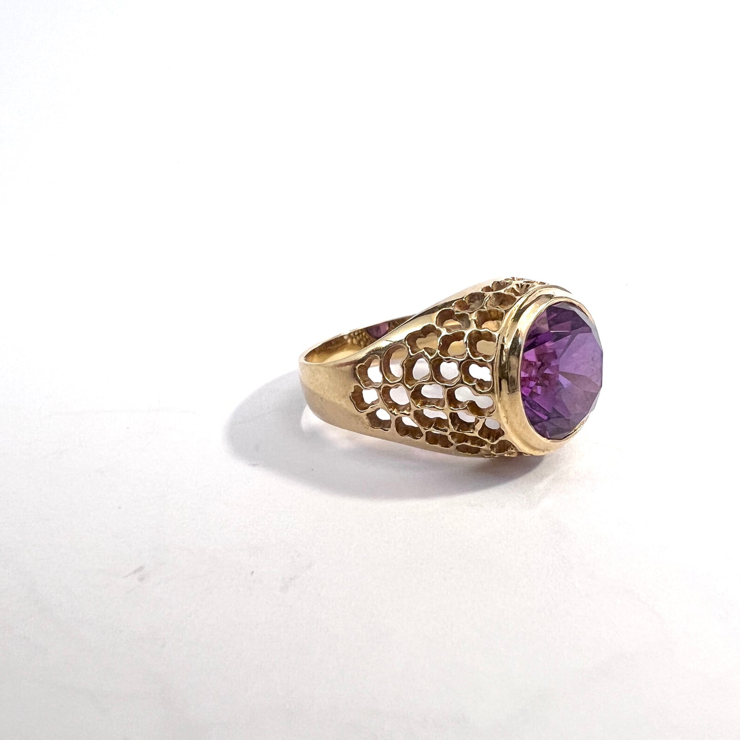 G Dahlgren, Sweden 1960s. Vintage 18k Gold Synthetic Sapphire Ring.