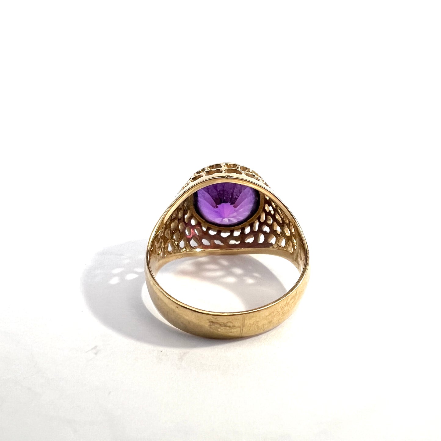 G Dahlgren, Sweden 1960s. Vintage 18k Gold Synthetic Sapphire Ring.