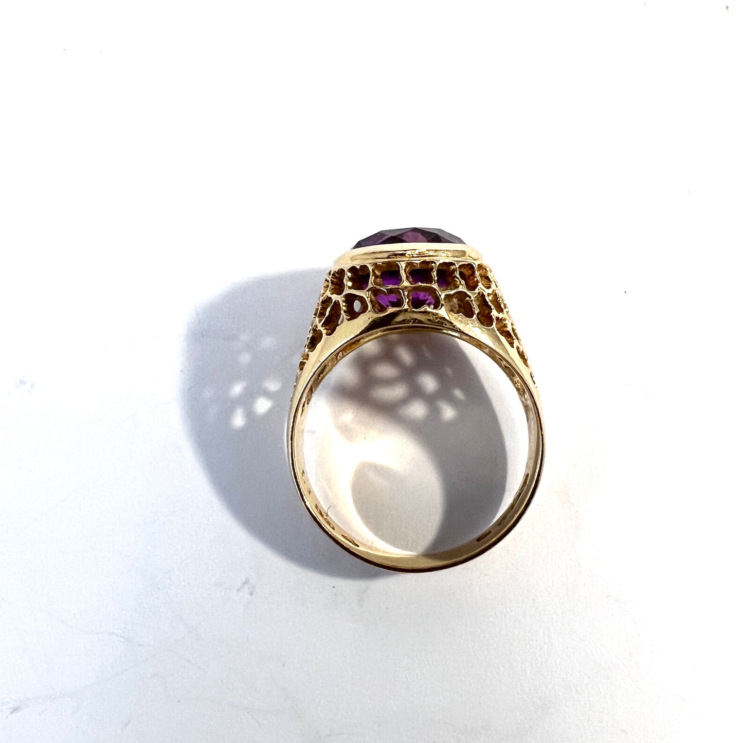 G Dahlgren, Sweden 1960s. Vintage 18k Gold Synthetic Sapphire Ring.