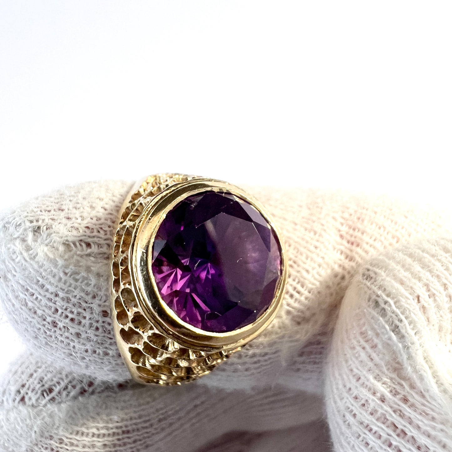 G Dahlgren, Sweden 1960s. Vintage 18k Gold Synthetic Sapphire Ring.