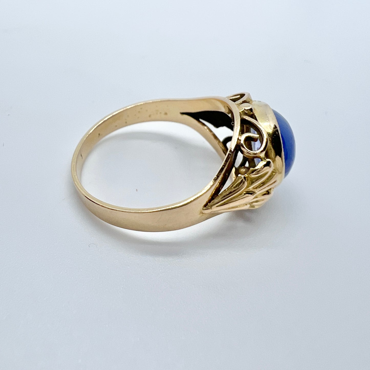 Wiktorsson, Sweden 1957. Vintage 18k Gold Chalcedony Ring.