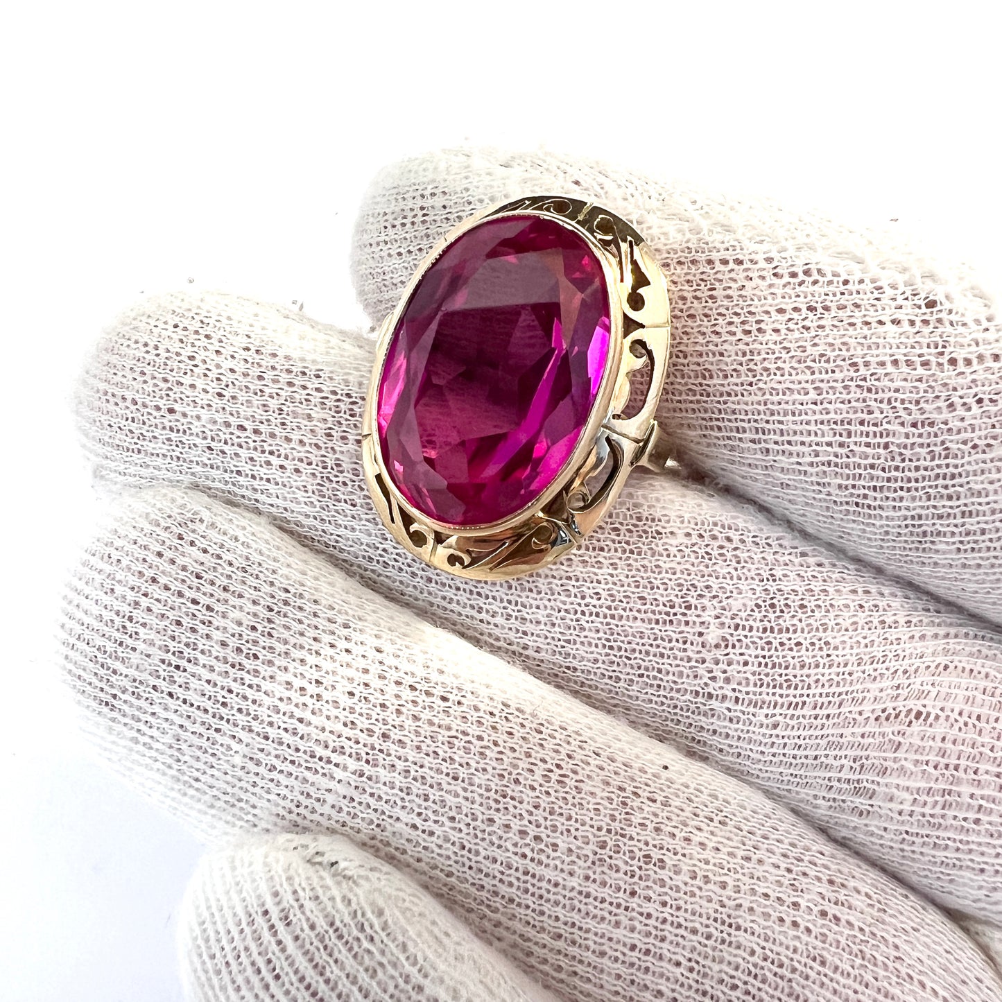 Poland c 1960s. Bold Vintage 14k Gold Synthetic Sapphire Ring.