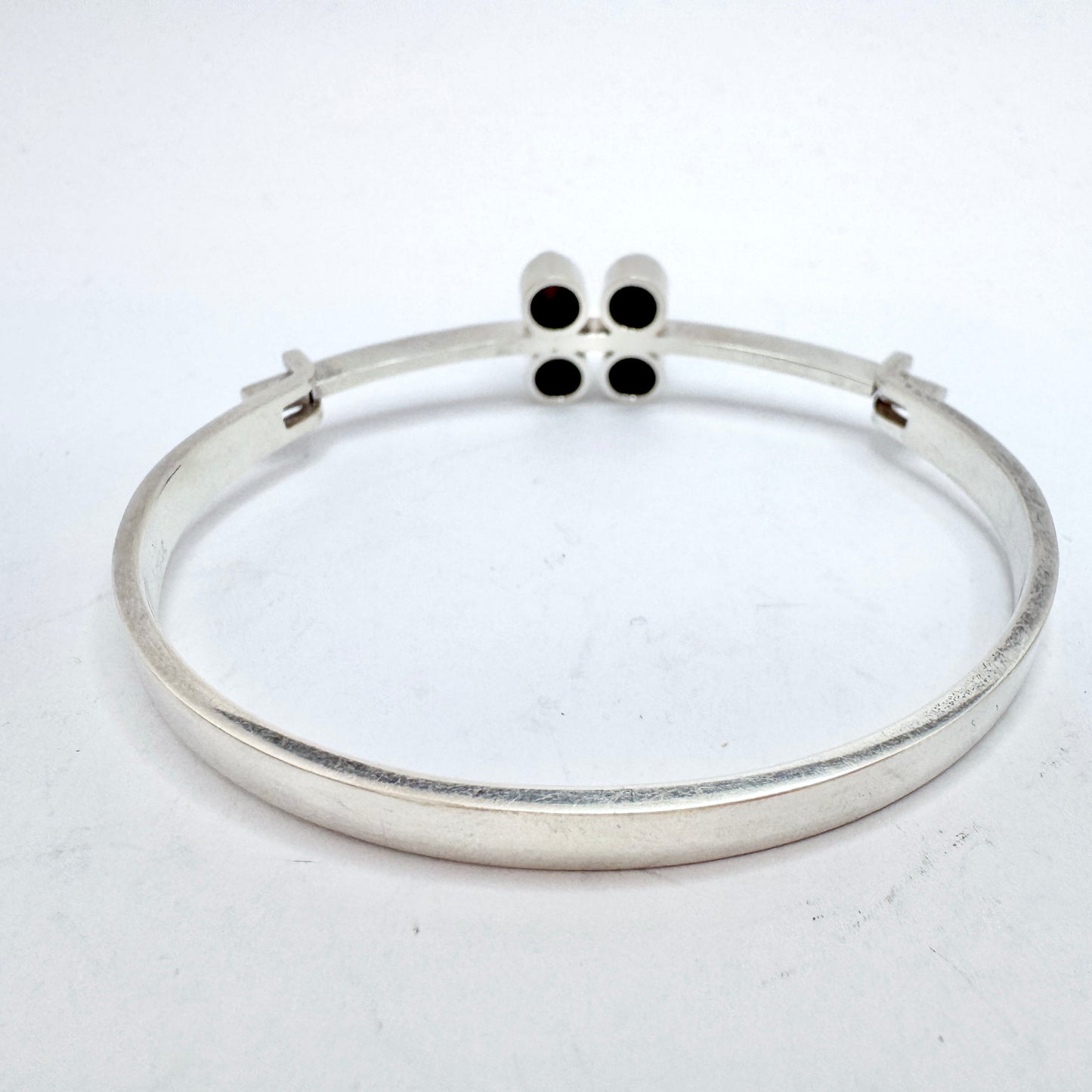 Elis Kauppi, Kupittaan Kulta Finland 1960s. Vintage Sterling Silver Garnet Hinged Bracelet.