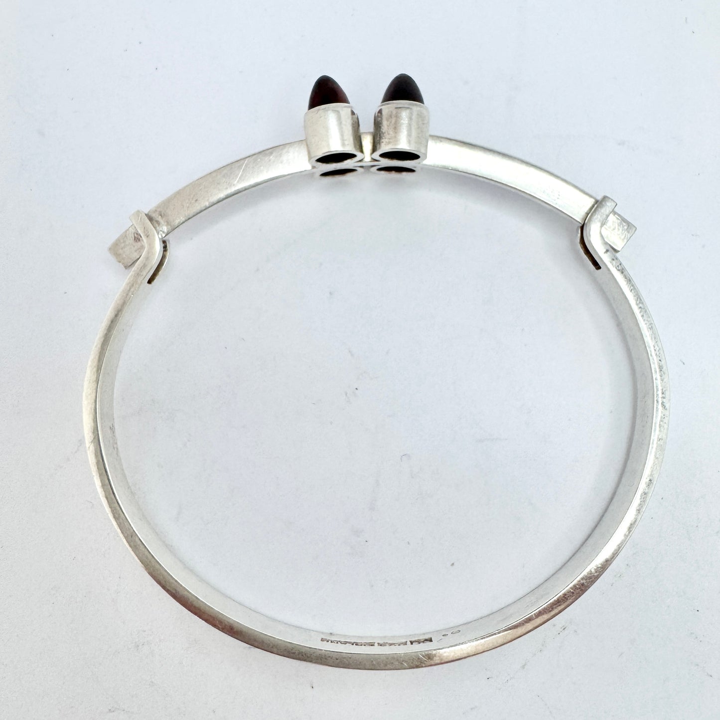 Elis Kauppi, Kupittaan Kulta Finland 1960s. Vintage Sterling Silver Garnet Hinged Bracelet.