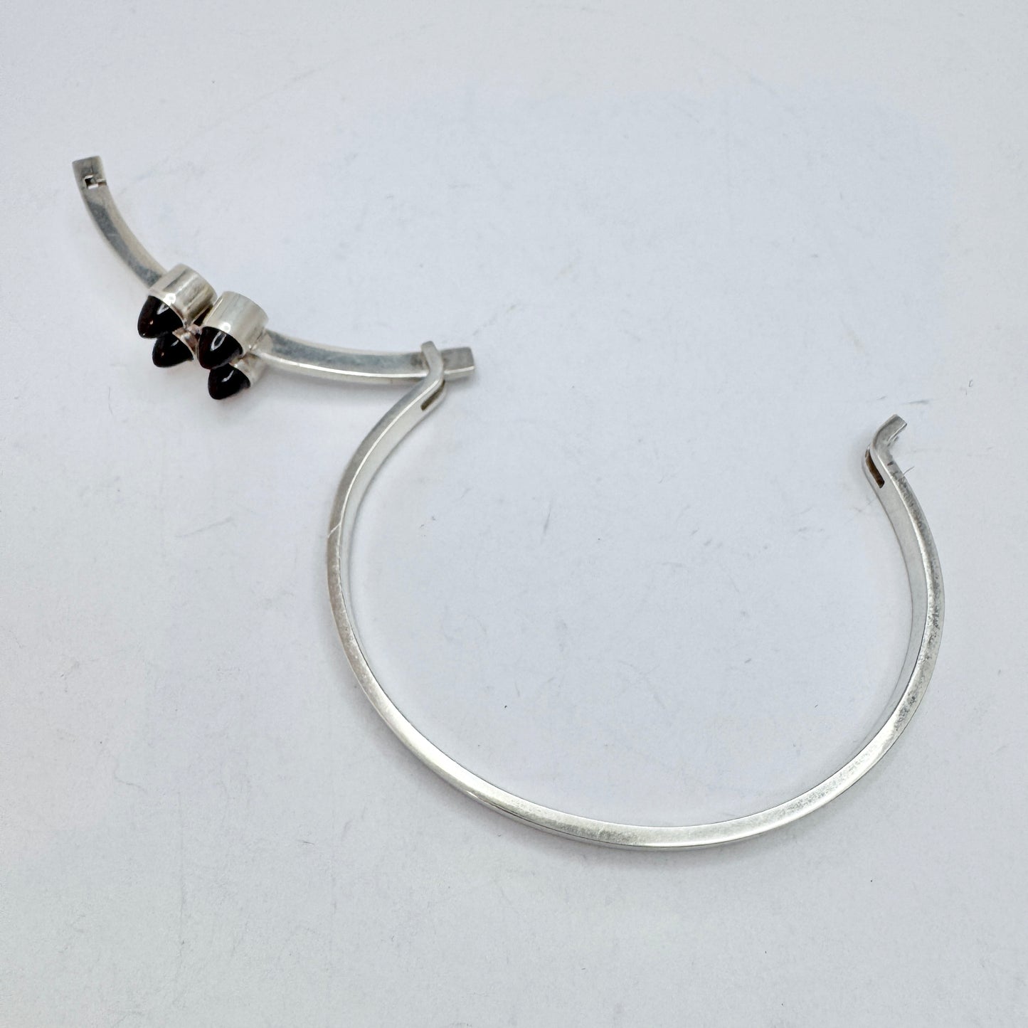 Elis Kauppi, Kupittaan Kulta Finland 1960s. Vintage Sterling Silver Garnet Hinged Bracelet.