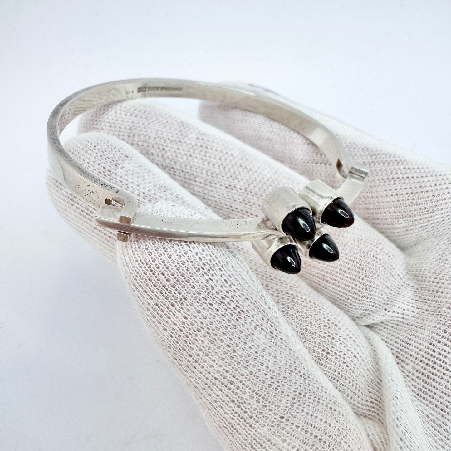 Elis Kauppi, Kupittaan Kulta Finland 1960s. Vintage Sterling Silver Garnet Hinged Bracelet.