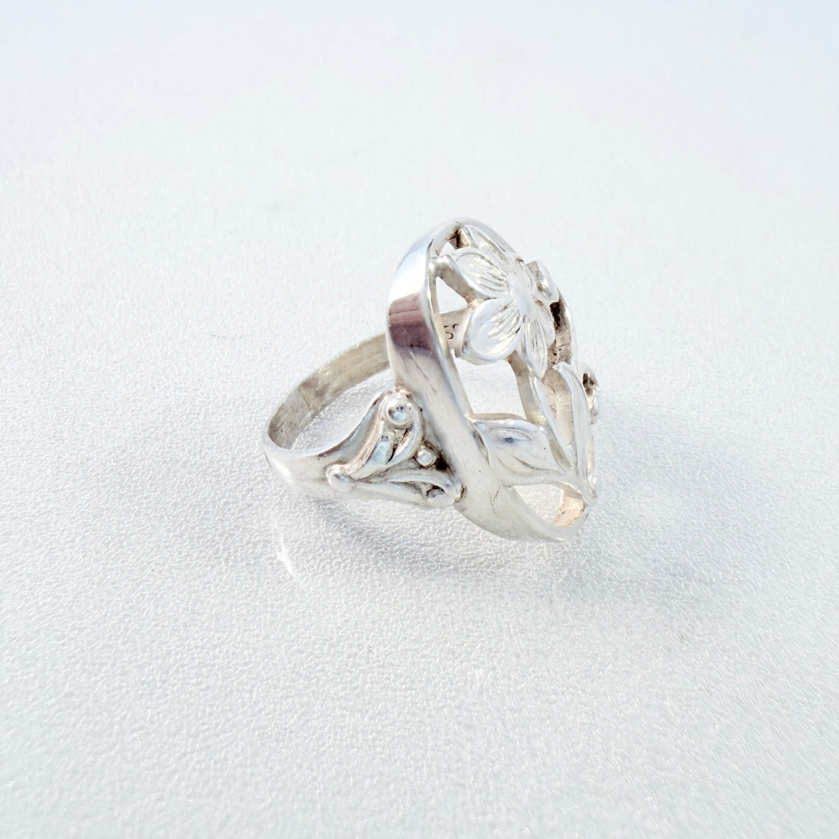 RR, Denmark ca 1950s. Vintage Solid Silver Flower Ring.