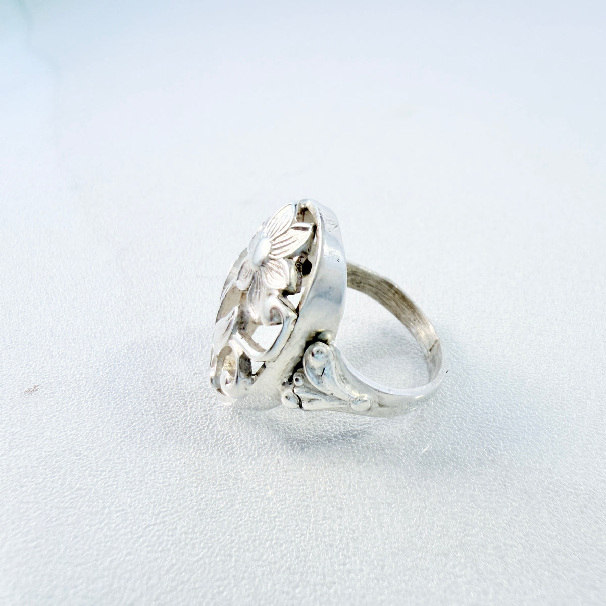 RR, Denmark ca 1950s. Vintage Solid Silver Flower Ring.