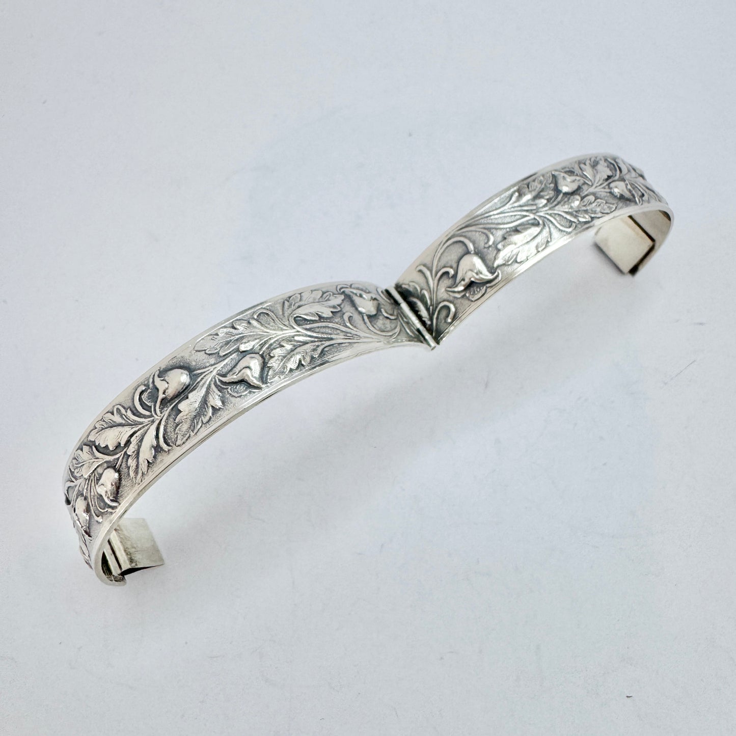 Herman Wist, Finland 1934. Vintage Solid Silver Floral Hinged Bangle Bracelet.