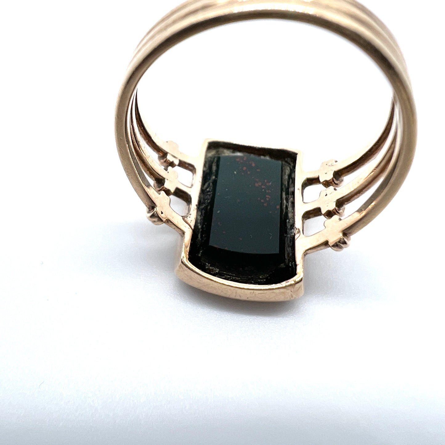 Early - Mid 1900s. Vintage 14k Gold Bloodstone Signet Ring.