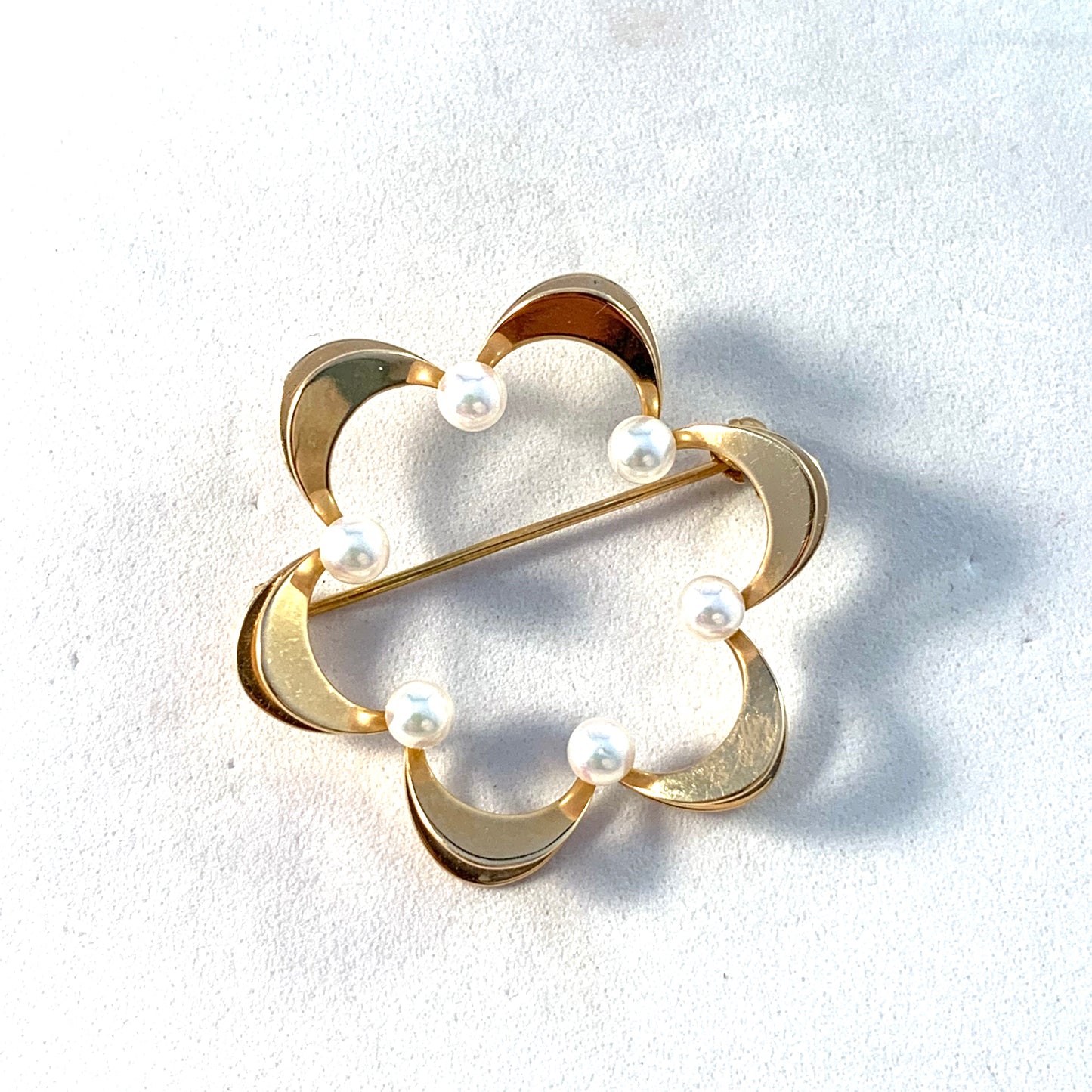 Theresia Hvorslev for Alton, Sweden 1971. 18k Gold Cultured Pearl Brooch. Design: Reflex.