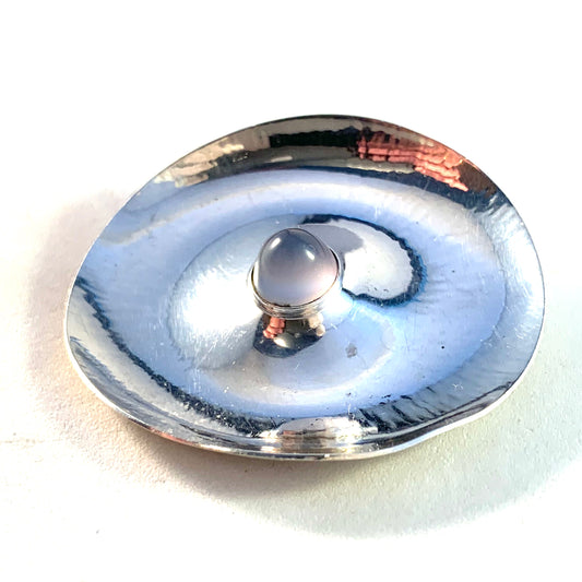 Elis Kauppi,  Kupittaan Kulta Finland 1950-60s Mid Century Modern Solid Silver Chalcedony Brooch.