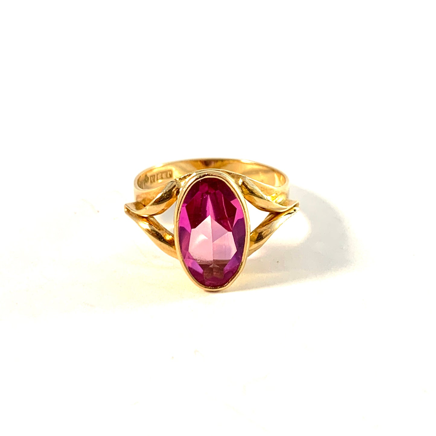 J Bohlins, Sweden year 1971. Vintage 18k Gold Synthetic Pink Sapphire Ring.