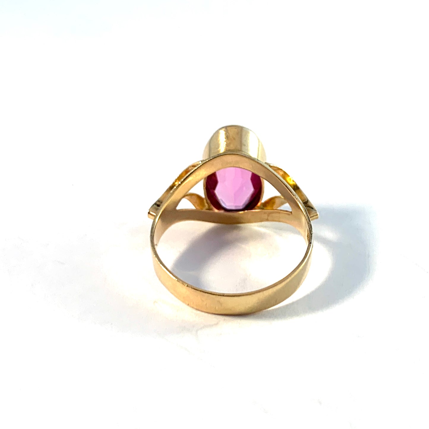 J Bohlins, Sweden year 1971. Vintage 18k Gold Synthetic Pink Sapphire Ring.