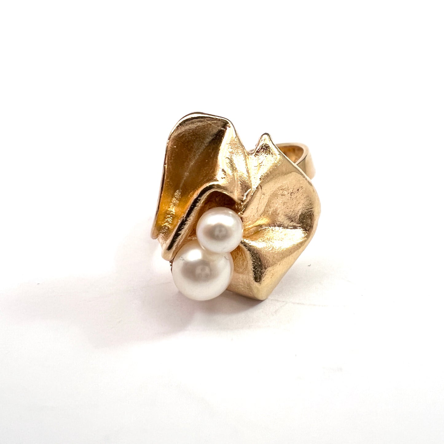 Björn Weckström, Lapponia, Finland. VIntage 18k Gold Pearl Ring. Design: Broken Leaf