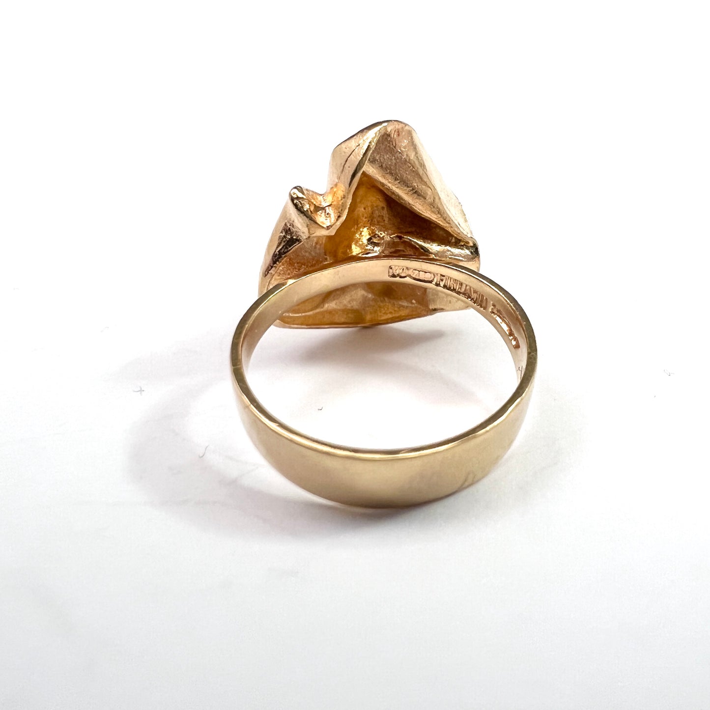 Björn Weckström, Lapponia, Finland. VIntage 18k Gold Pearl Ring. Design: Broken Leaf