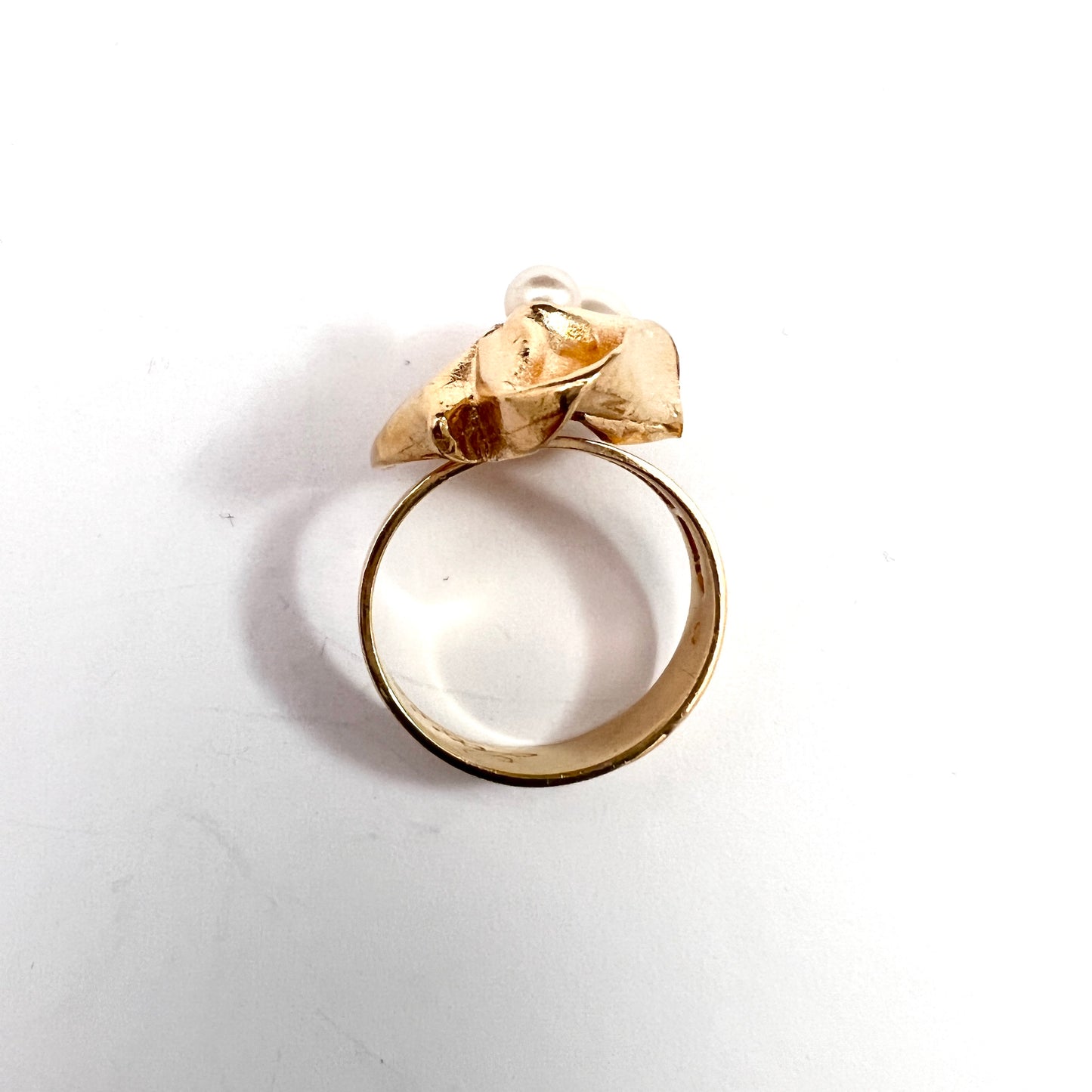 Björn Weckström, Lapponia, Finland. VIntage 18k Gold Pearl Ring. Design: Broken Leaf