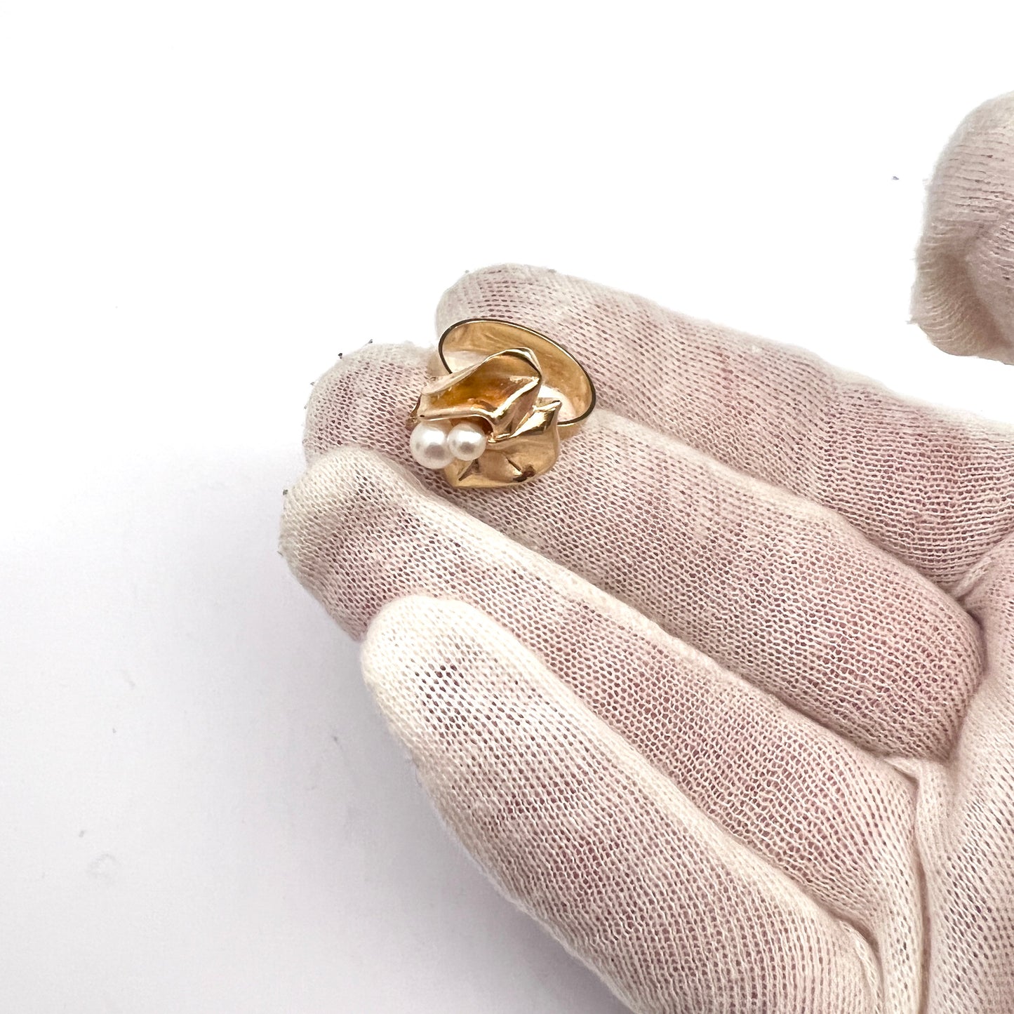 Björn Weckström, Lapponia, Finland. VIntage 18k Gold Pearl Ring. Design: Broken Leaf