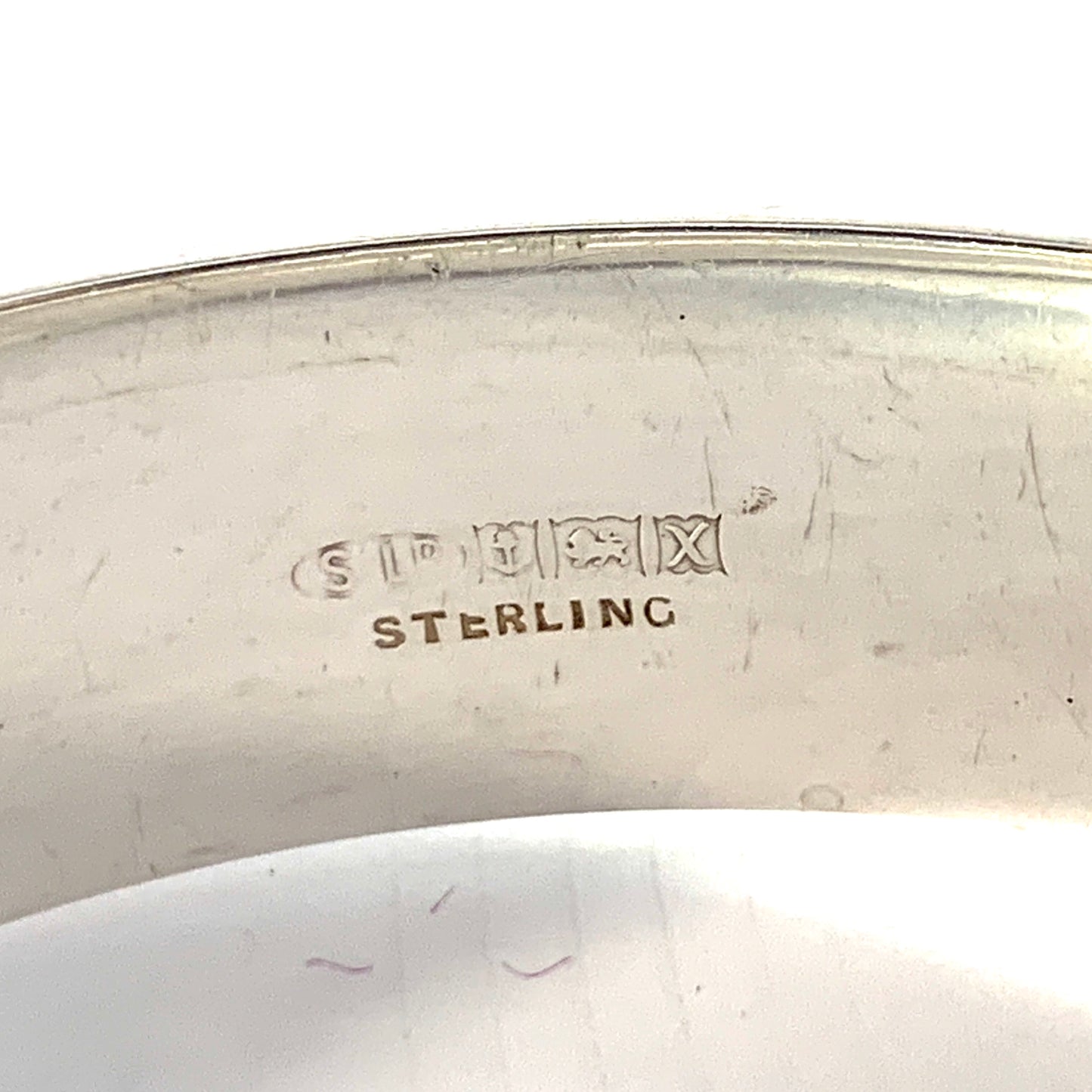 William Suckling Ltd, Birmingham 1972. Sterling Silver Hinged Bangle Bracelet.