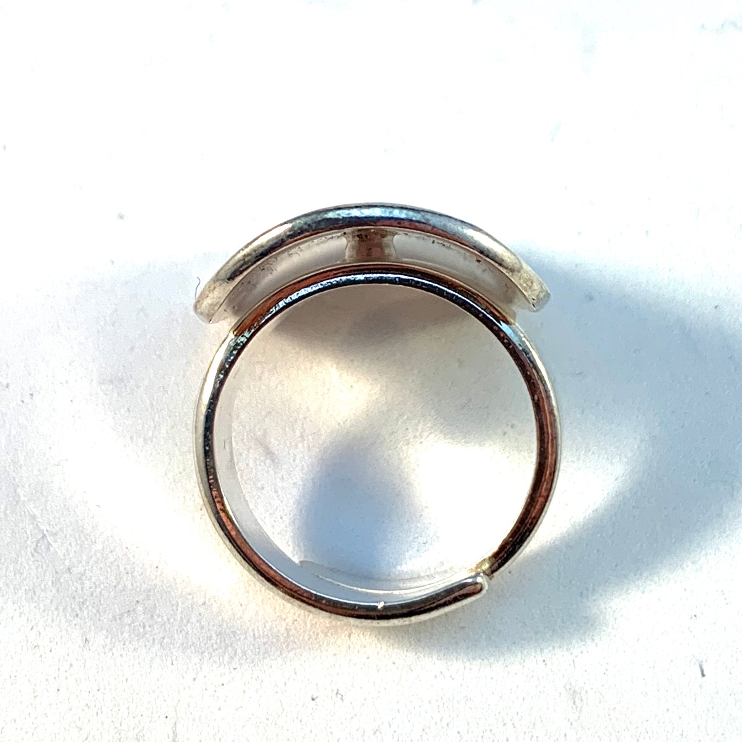 David-Andersen, design Millie Behrens, Norway Bold Sterling Silver Green and White Enamel Vintage Adjustable Size Ring.